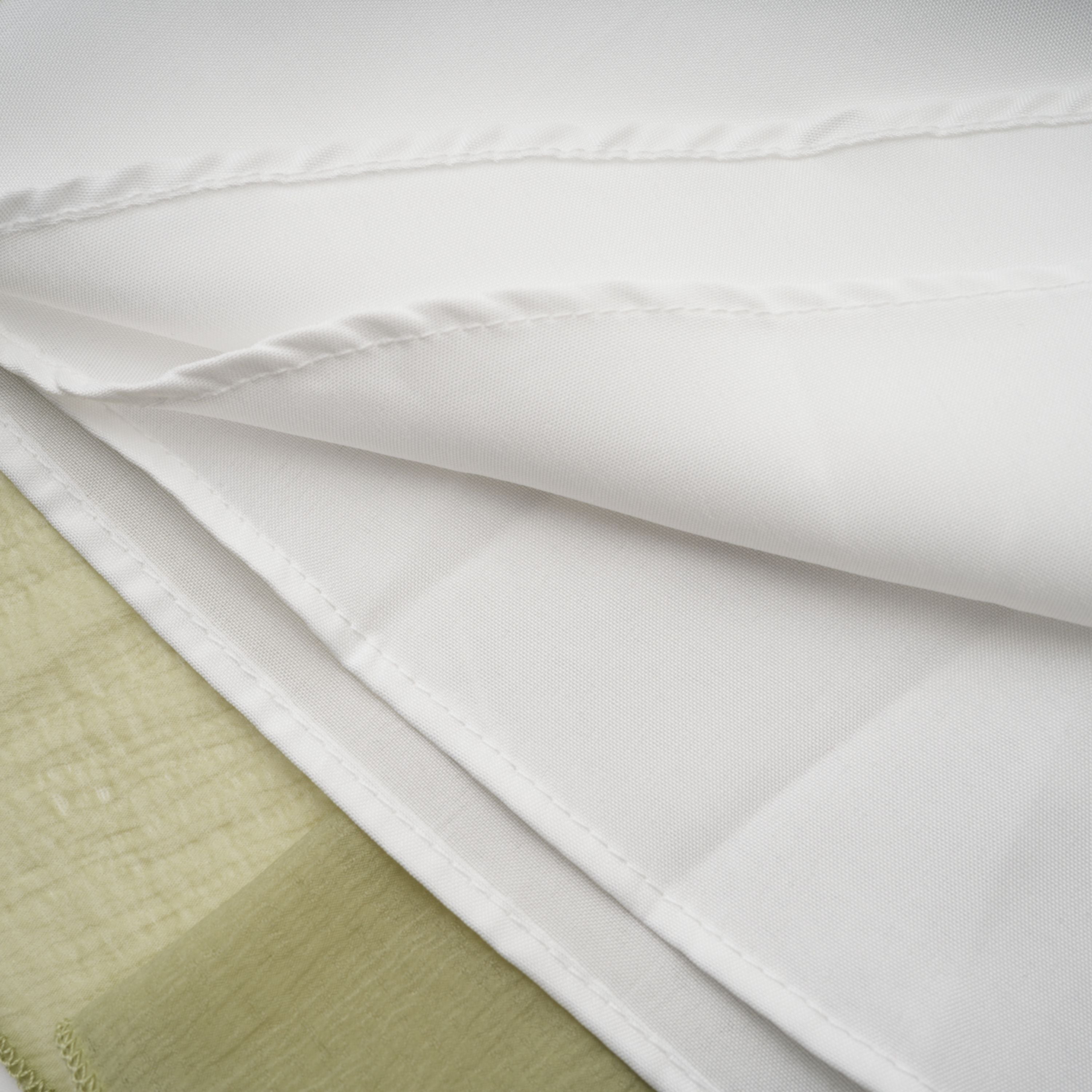 فستان طويل من التول المكشكش والمزركش باللون الأخضر