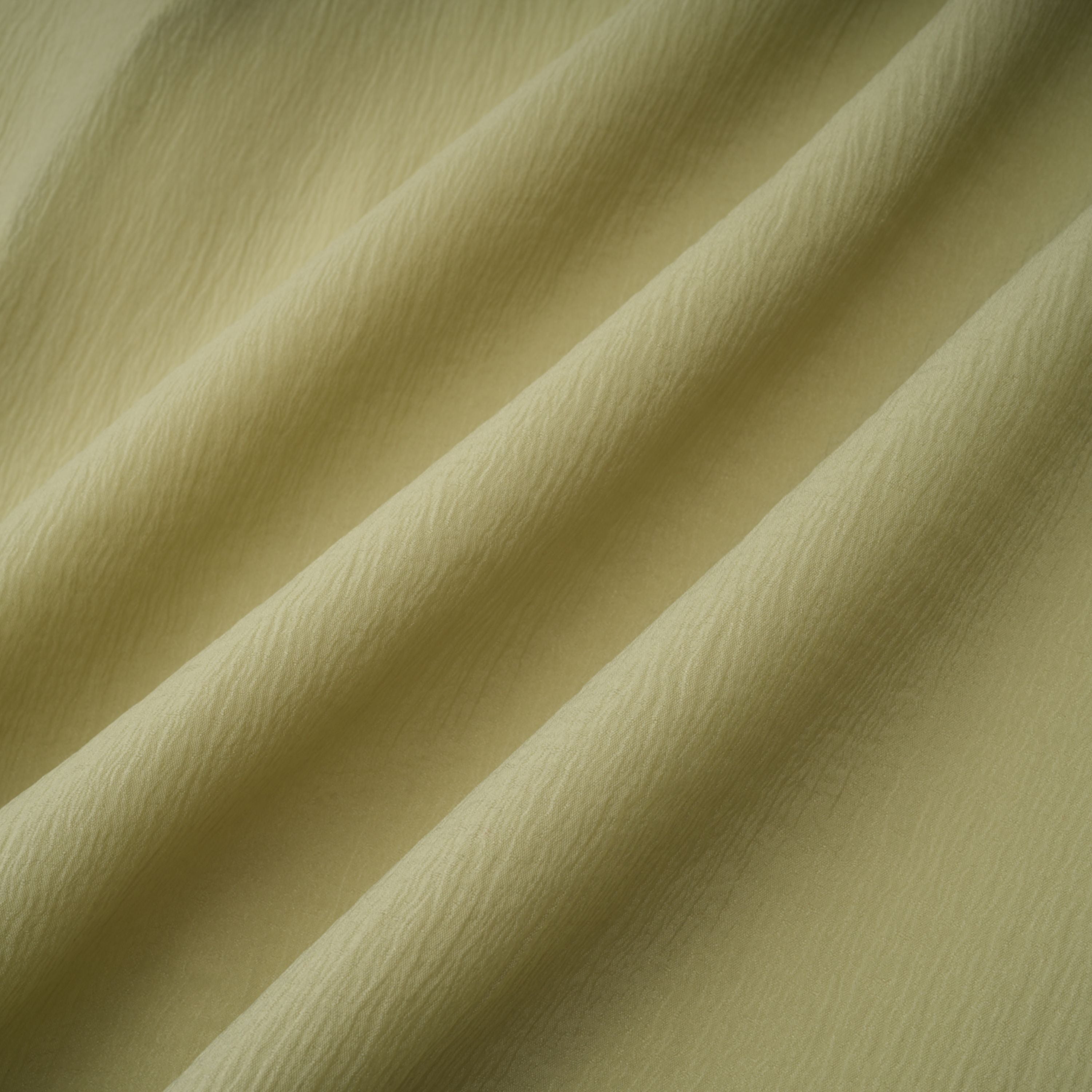 فستان طويل من التول المكشكش والمزركش باللون الأخضر