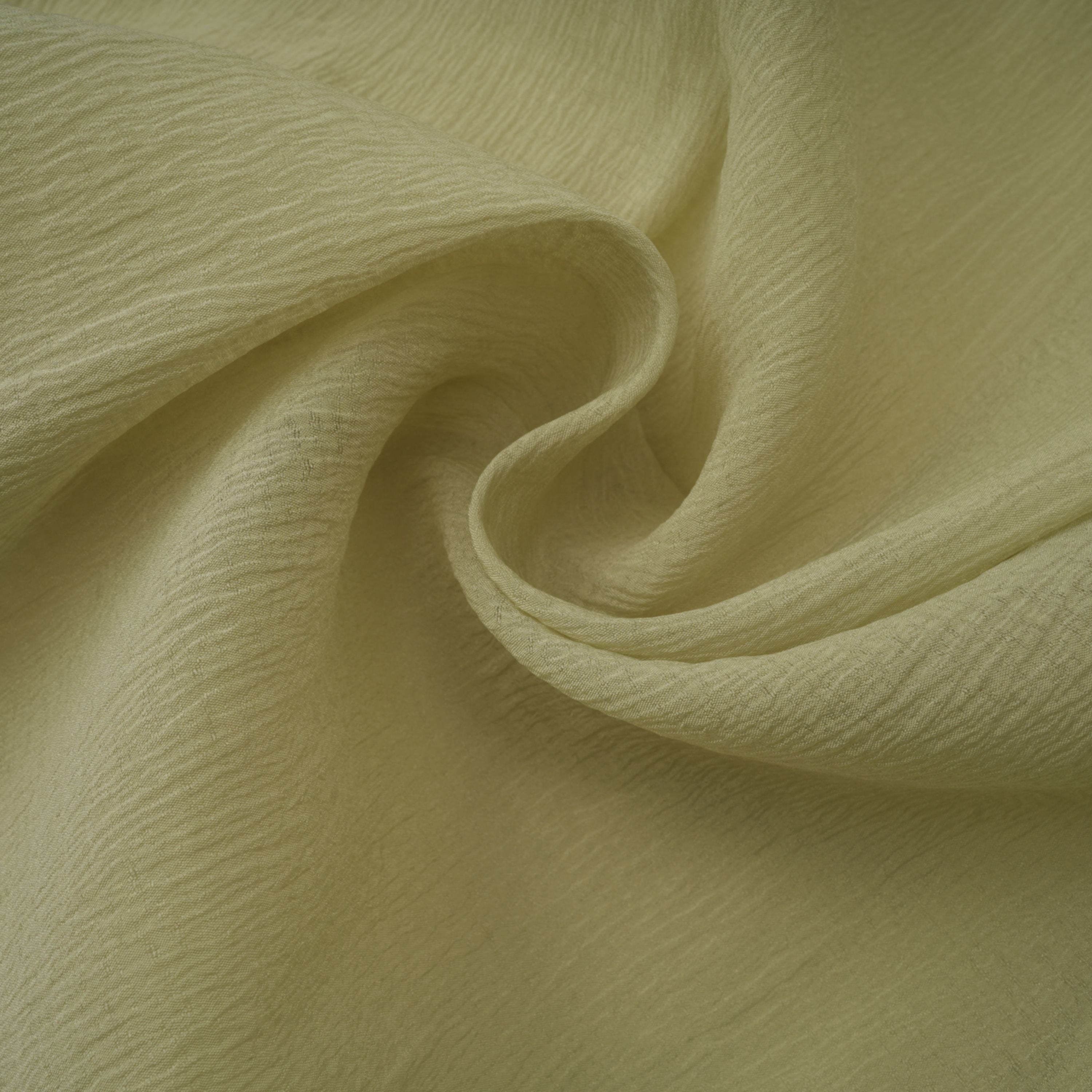 فستان طويل من التول المكشكش والمزركش باللون الأخضر