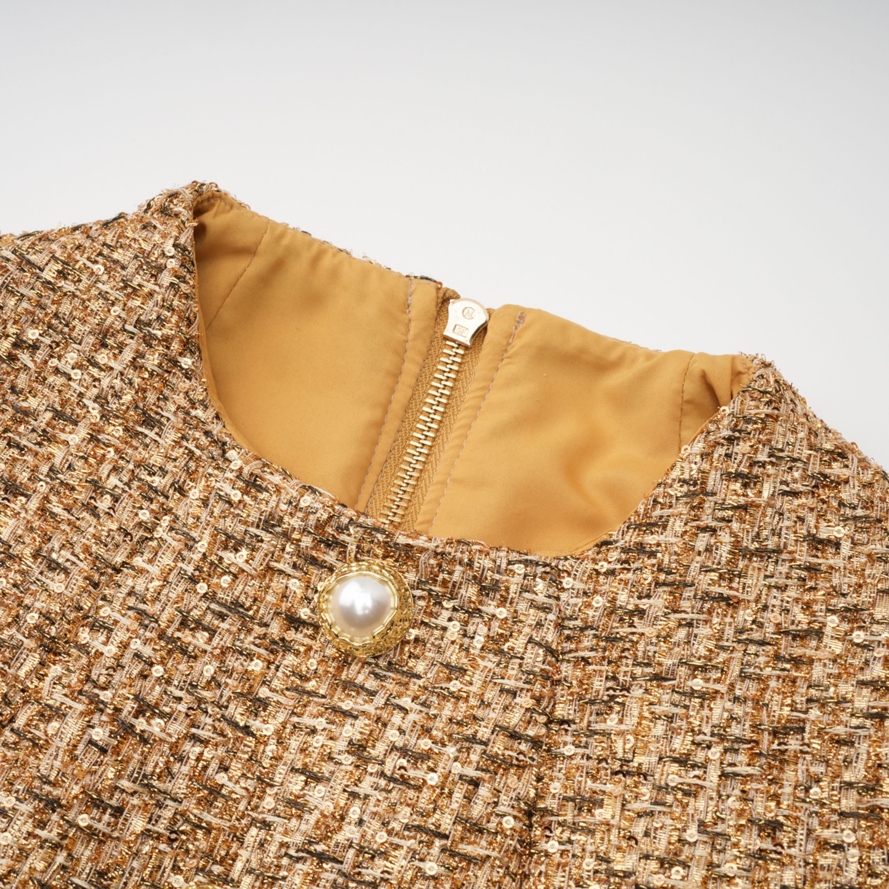 فستان قصير من التويد برقبة مستديرة من Arna Gold