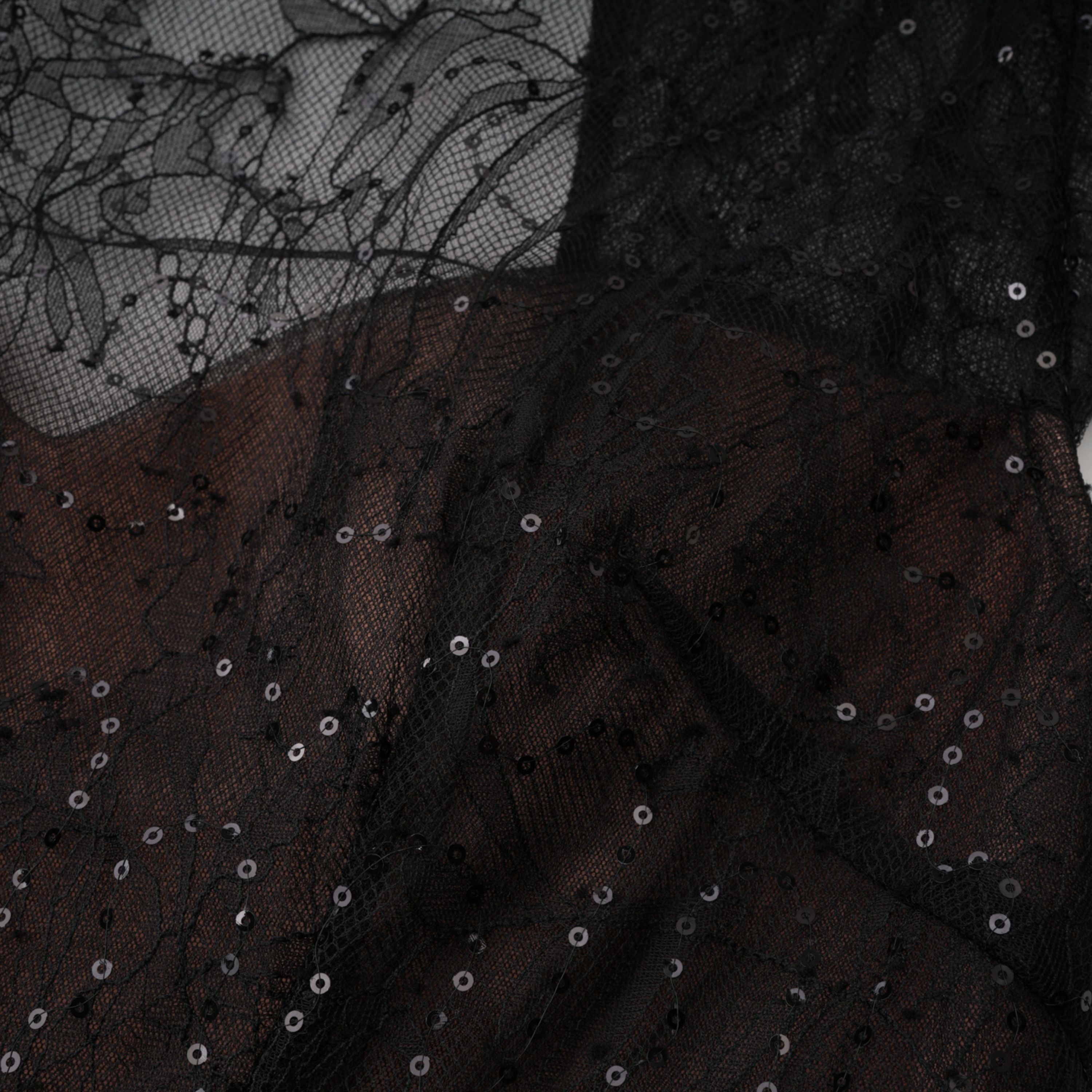 فستان طويل من التول الأسود المزين بالدانتيل واللمعان من Velia