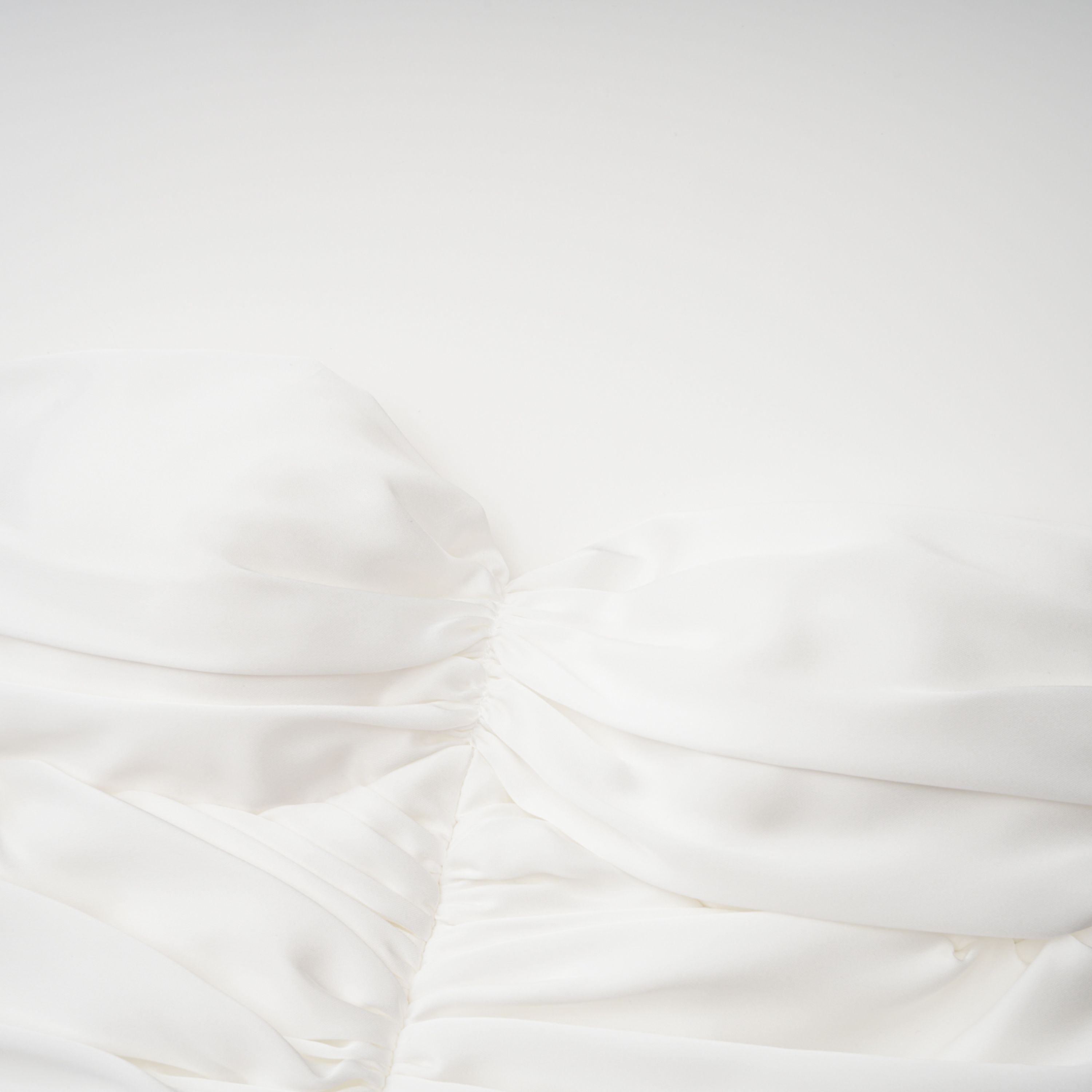 Palesa Weißes plissiertes glänzendes Maxikleid & Cape-Set