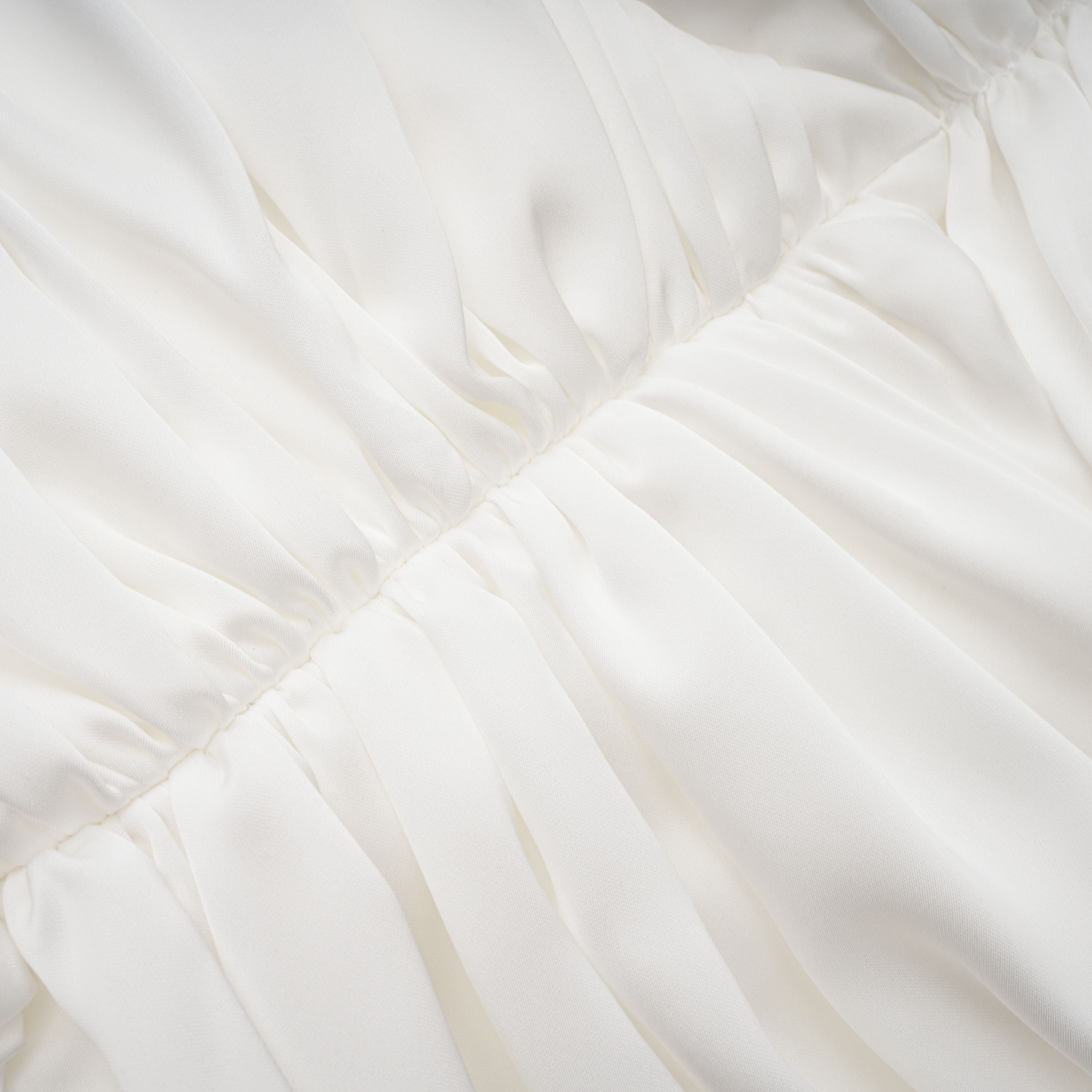 Palesa Weißes plissiertes glänzendes Maxikleid & Cape-Set