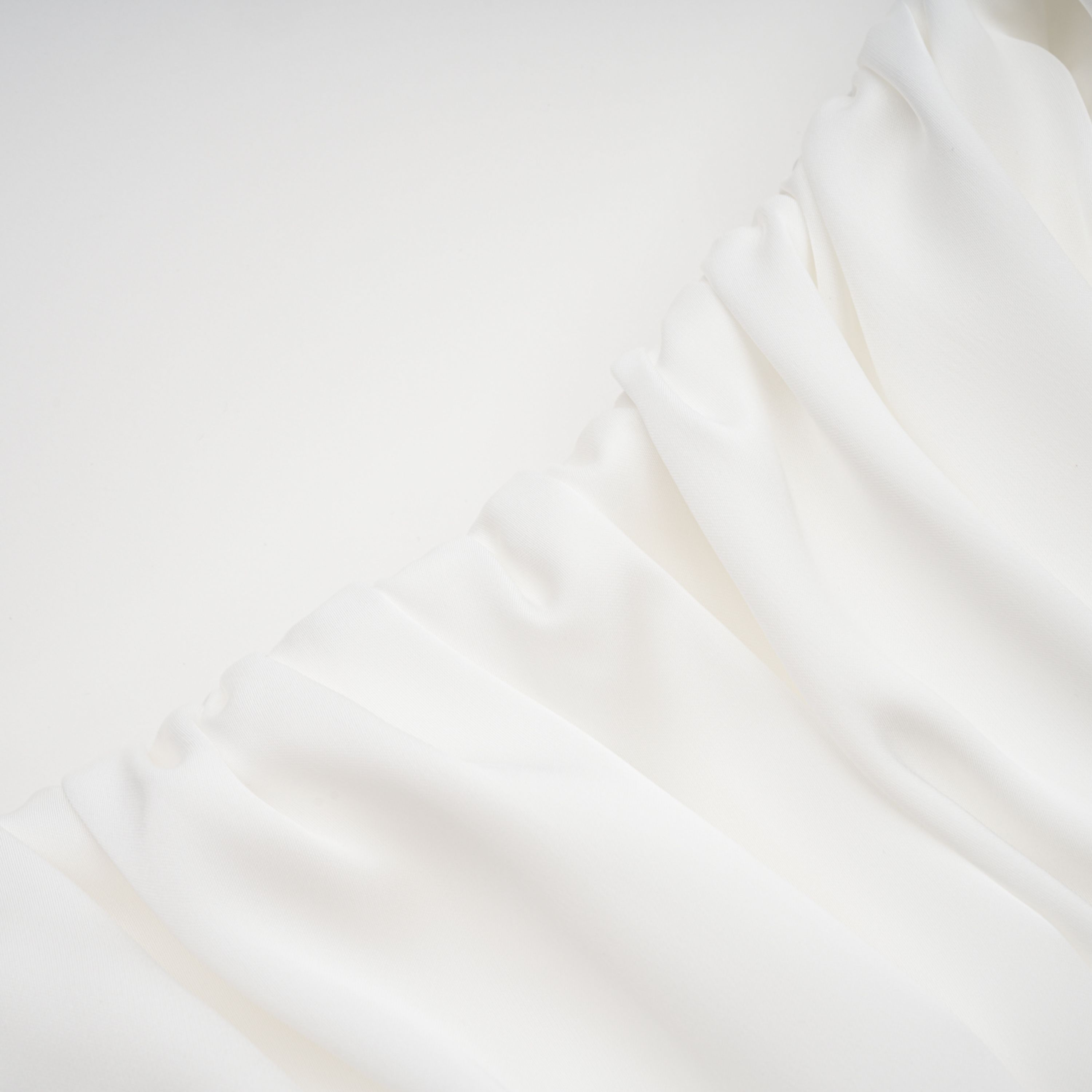 Palesa Weißes plissiertes glänzendes Maxikleid & Cape-Set