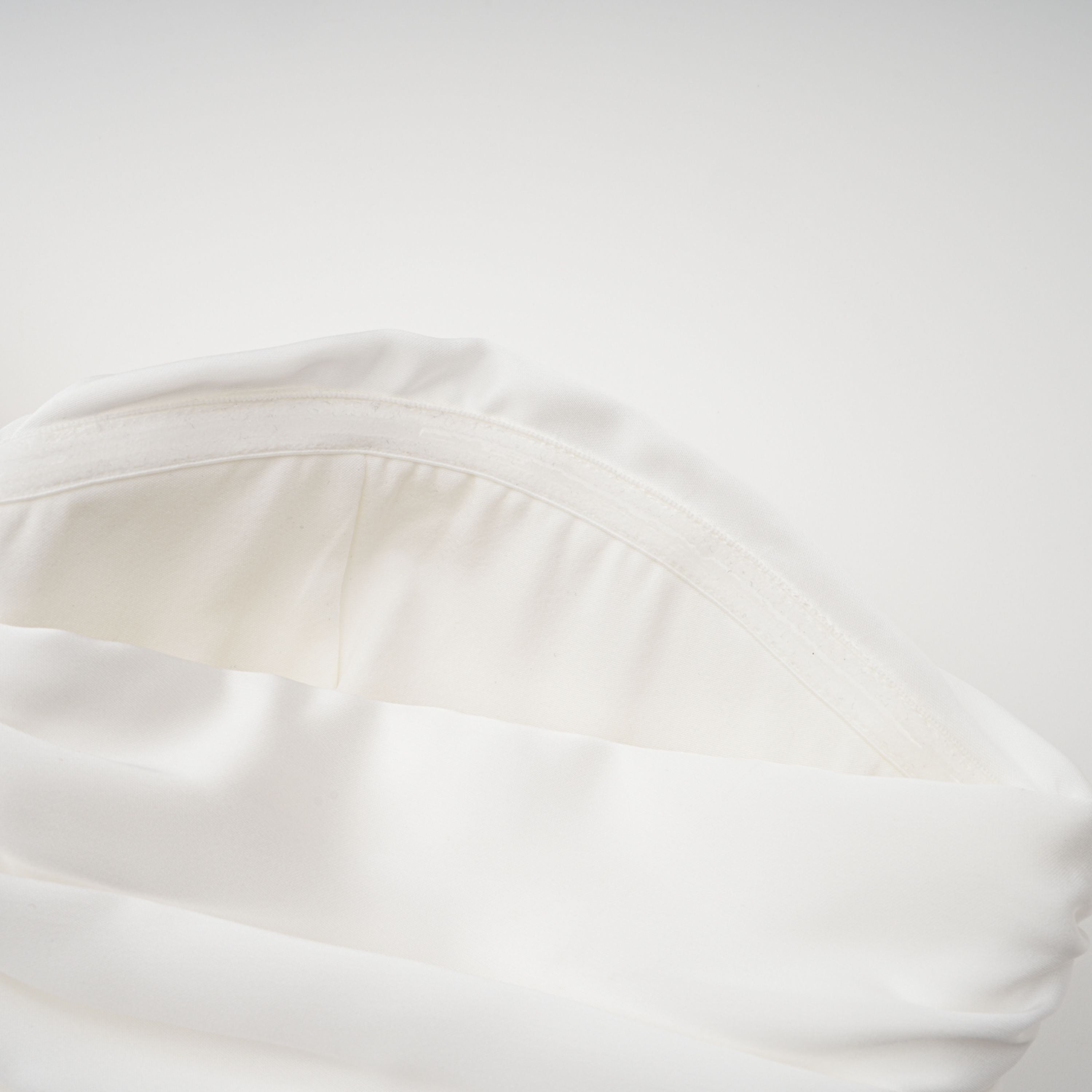 Palesa Weißes plissiertes glänzendes Maxikleid & Cape-Set