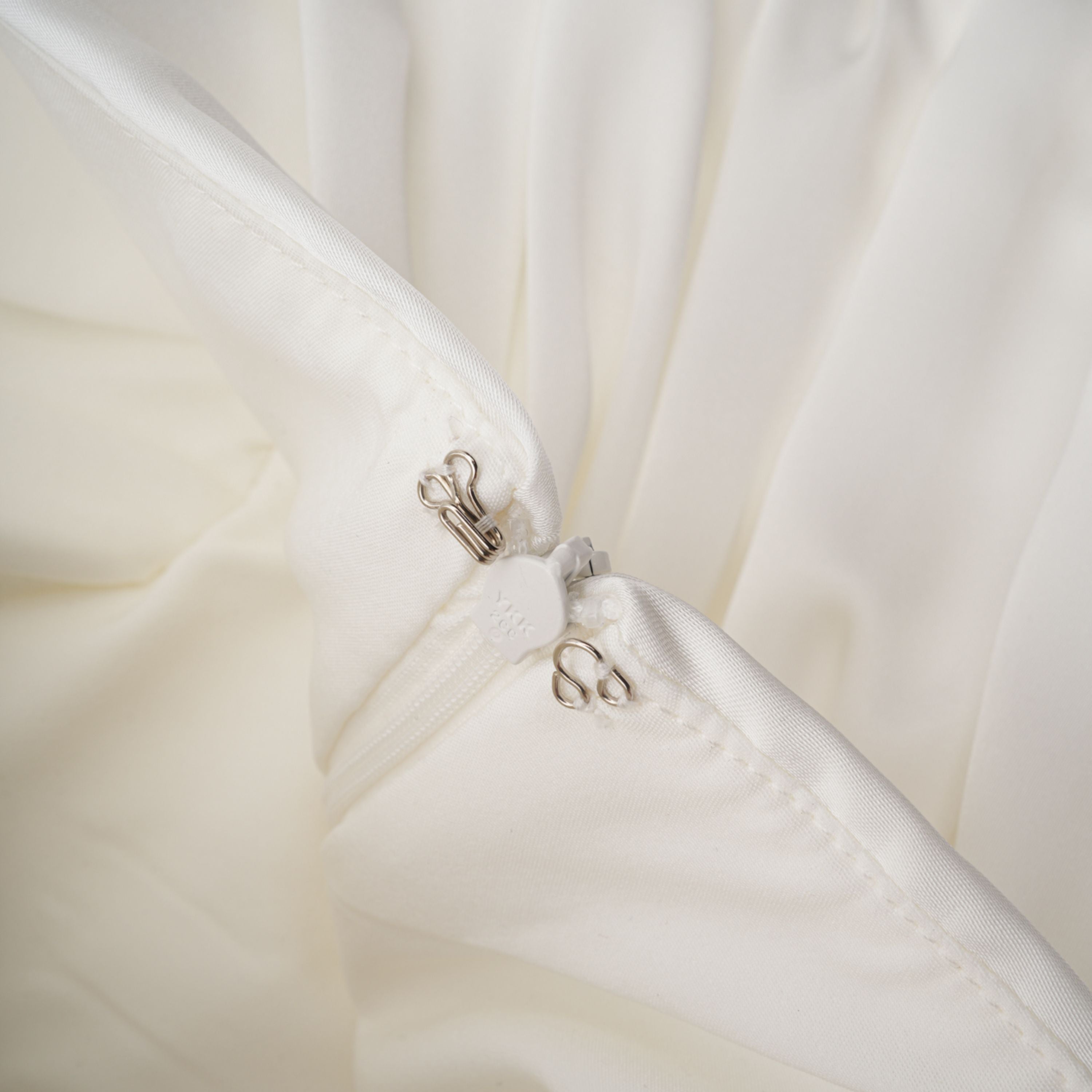 Palesa Weißes plissiertes glänzendes Maxikleid & Cape-Set