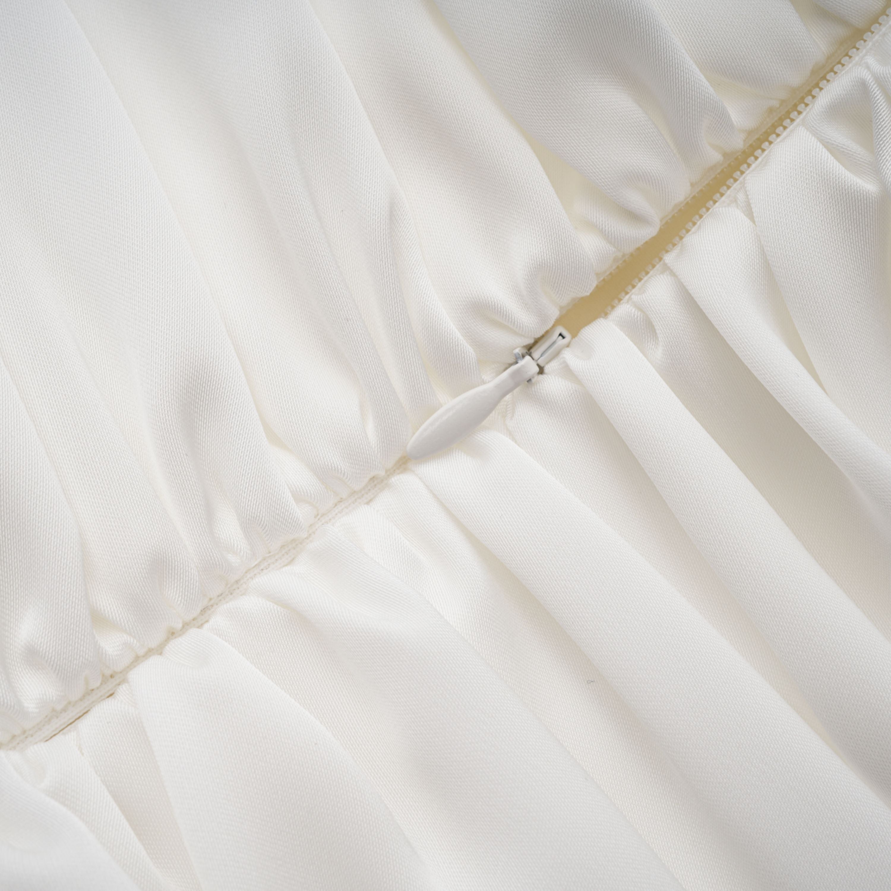 Palesa Weißes plissiertes glänzendes Maxikleid & Cape-Set