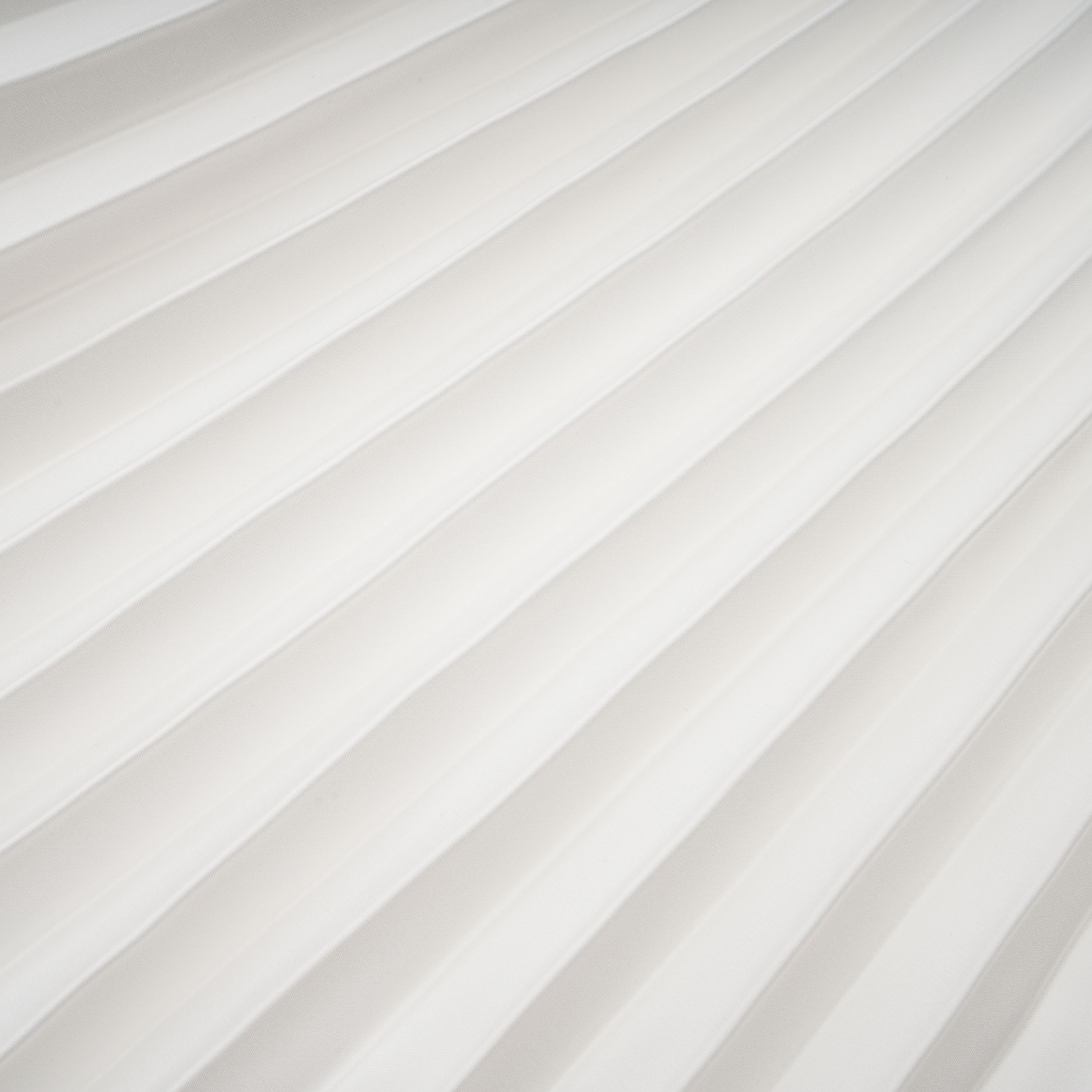 Palesa Weißes plissiertes glänzendes Maxikleid & Cape-Set