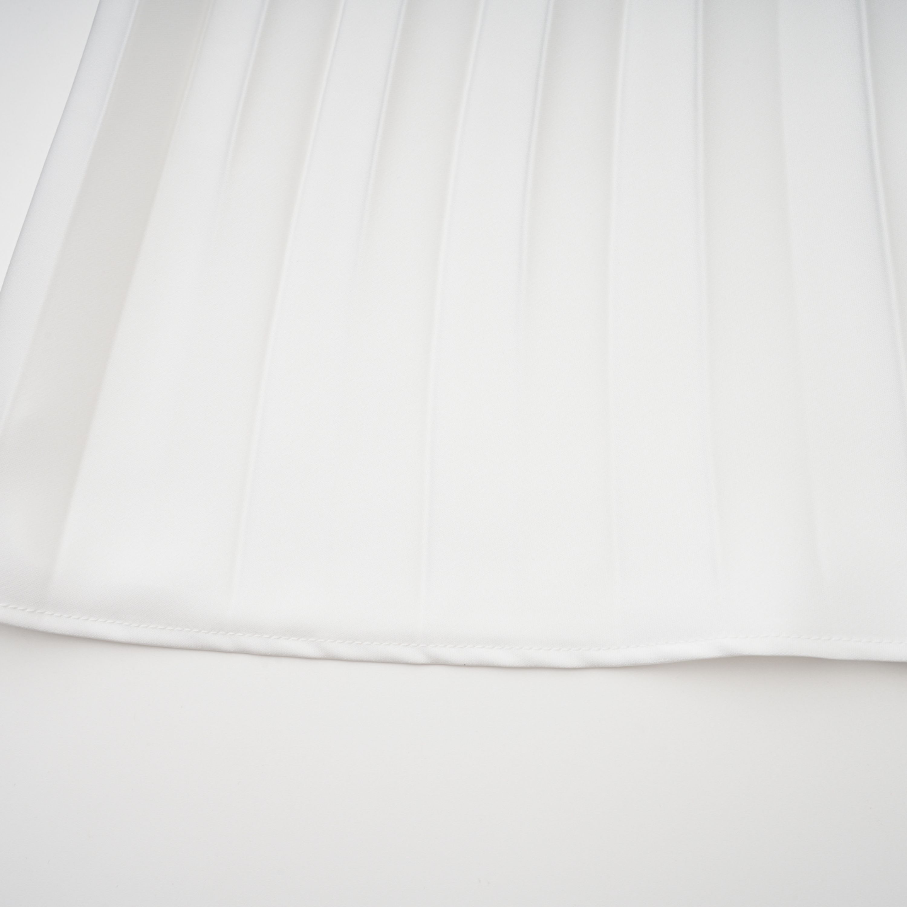 Palesa Weißes plissiertes glänzendes Maxikleid & Cape-Set