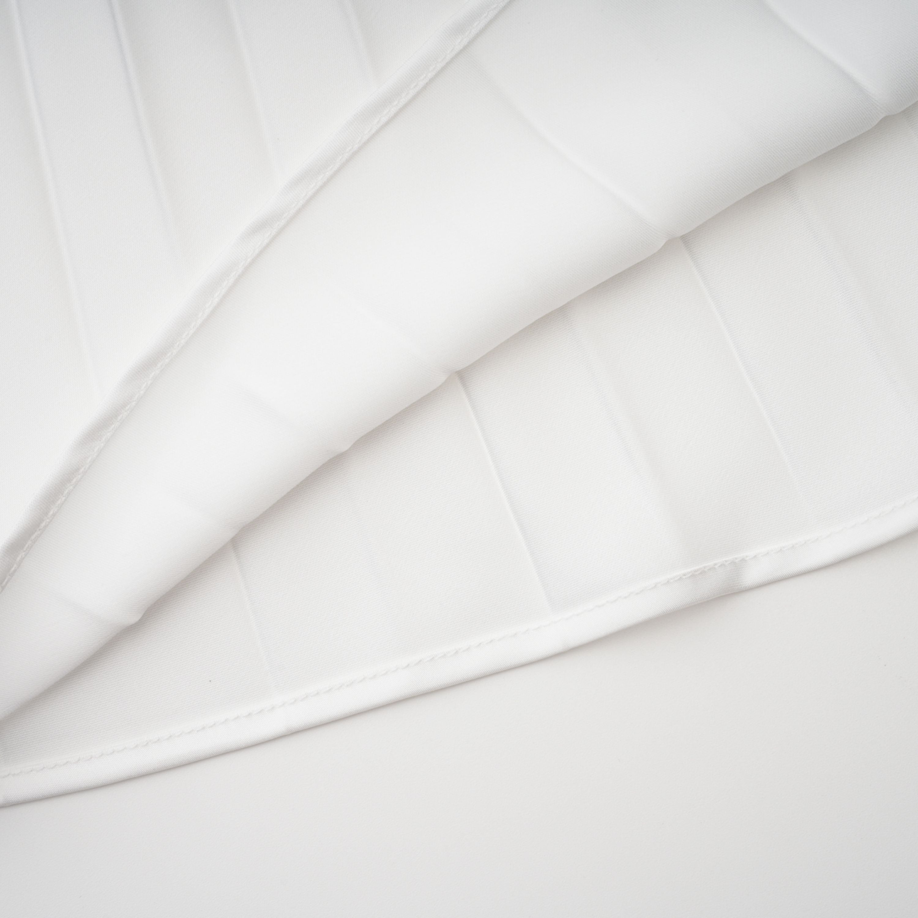 Palesa Weißes plissiertes glänzendes Maxikleid & Cape-Set