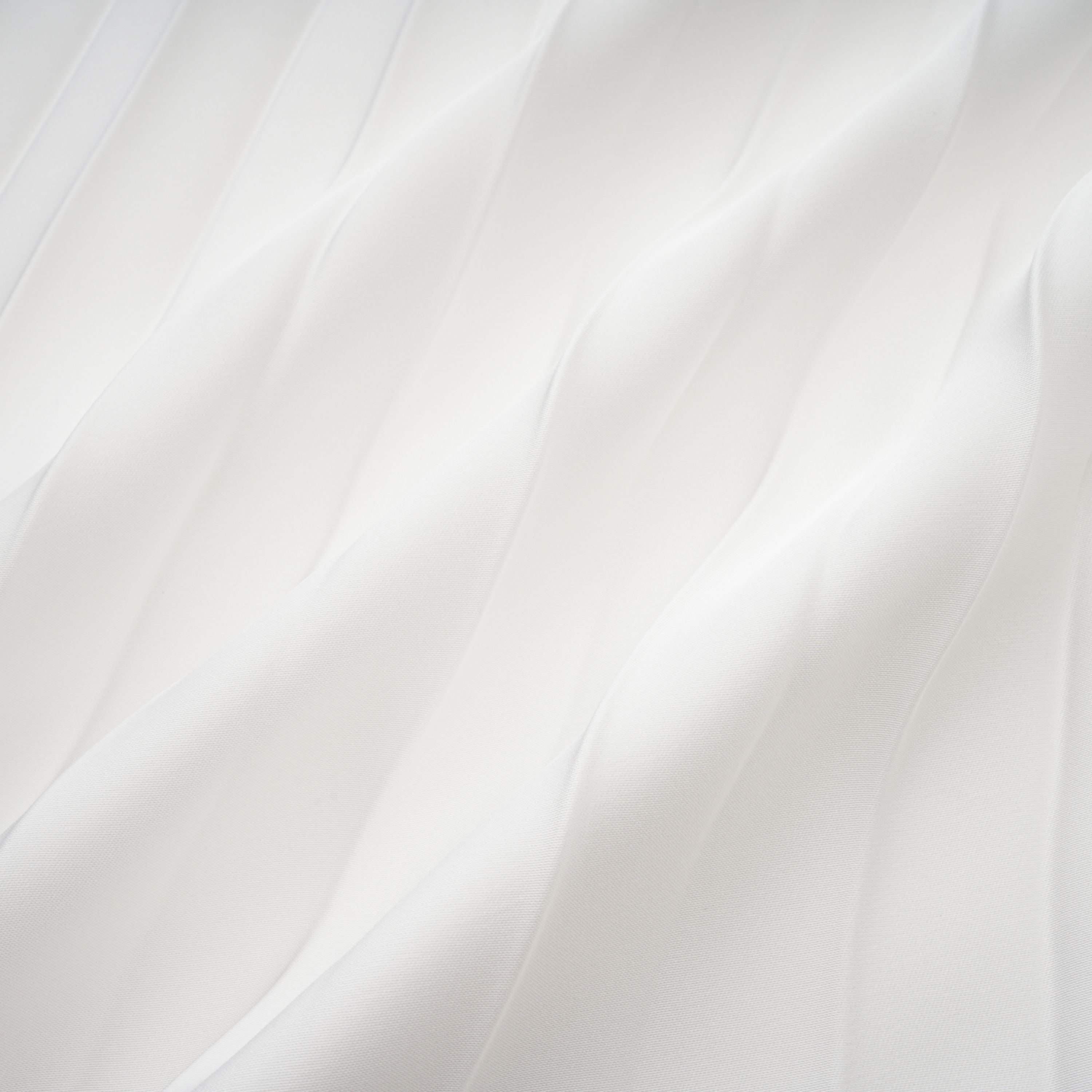 Palesa Weißes plissiertes glänzendes Maxikleid & Cape-Set