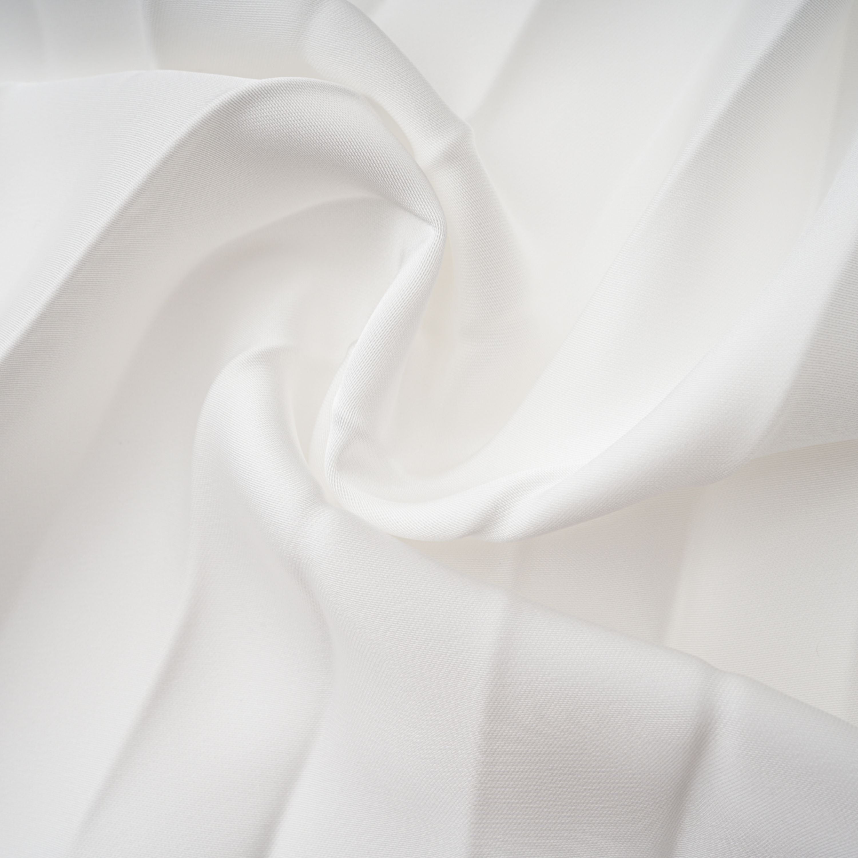 Palesa Weißes plissiertes glänzendes Maxikleid & Cape-Set