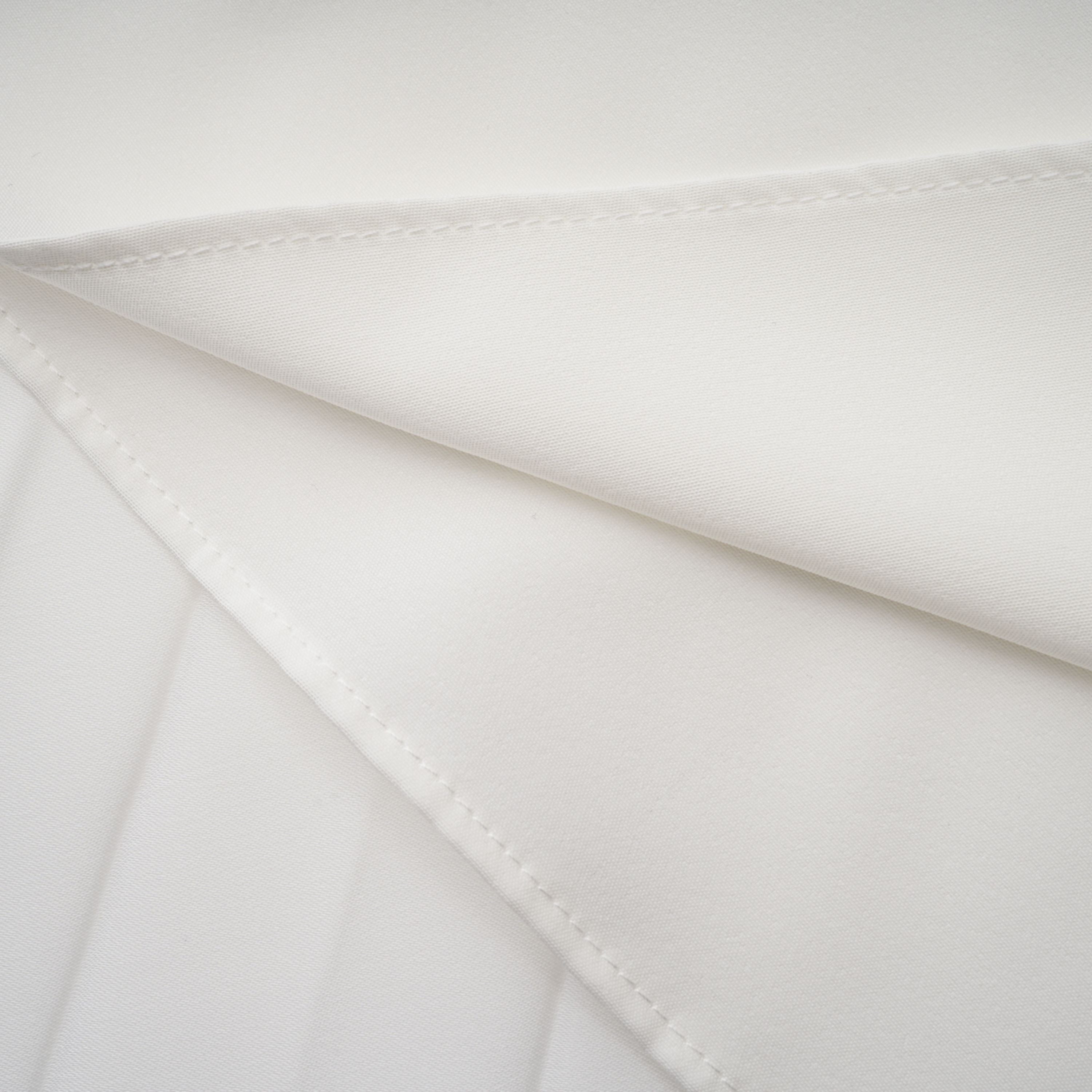 Palesa Weißes plissiertes glänzendes Maxikleid & Cape-Set