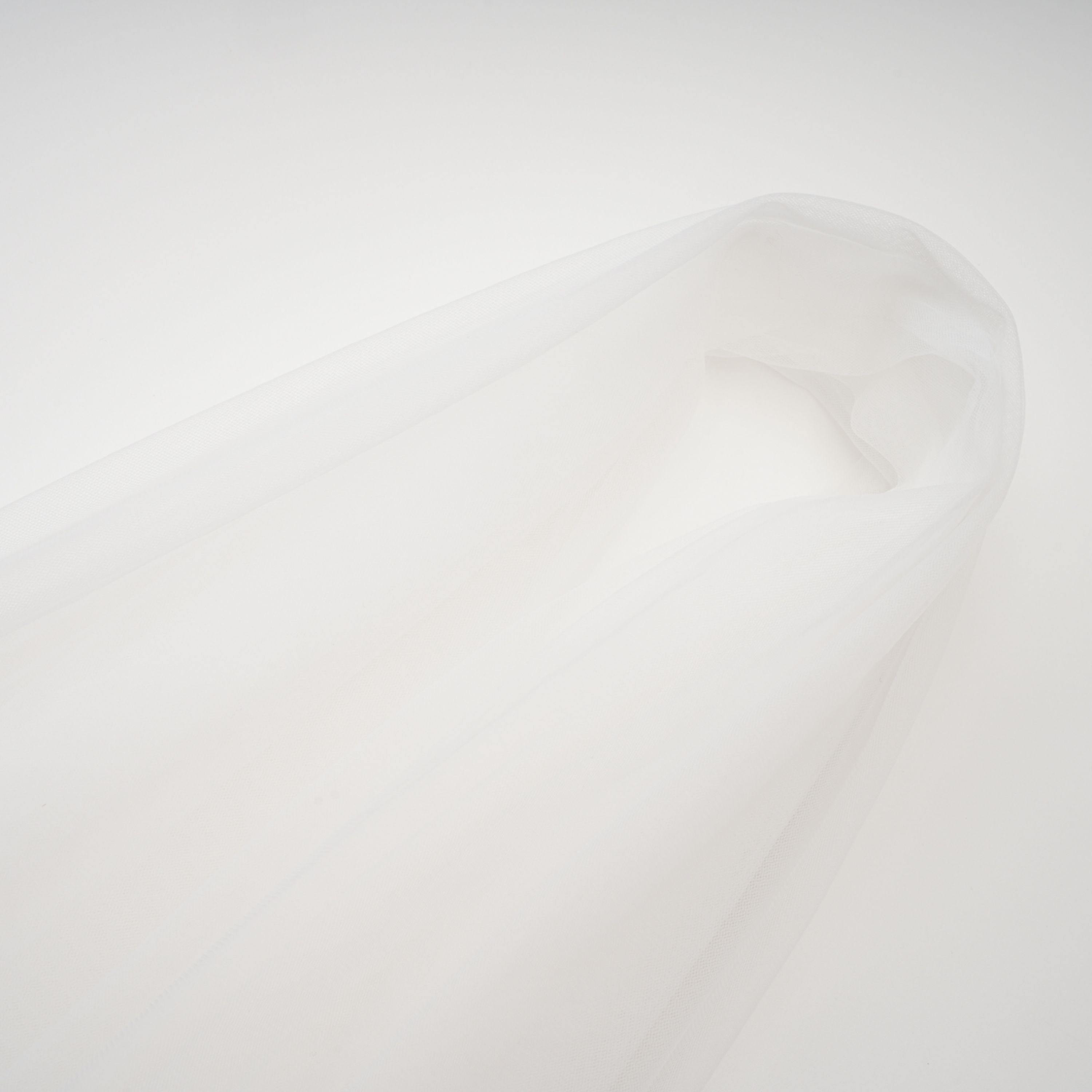 Palesa Weißes plissiertes glänzendes Maxikleid & Cape-Set