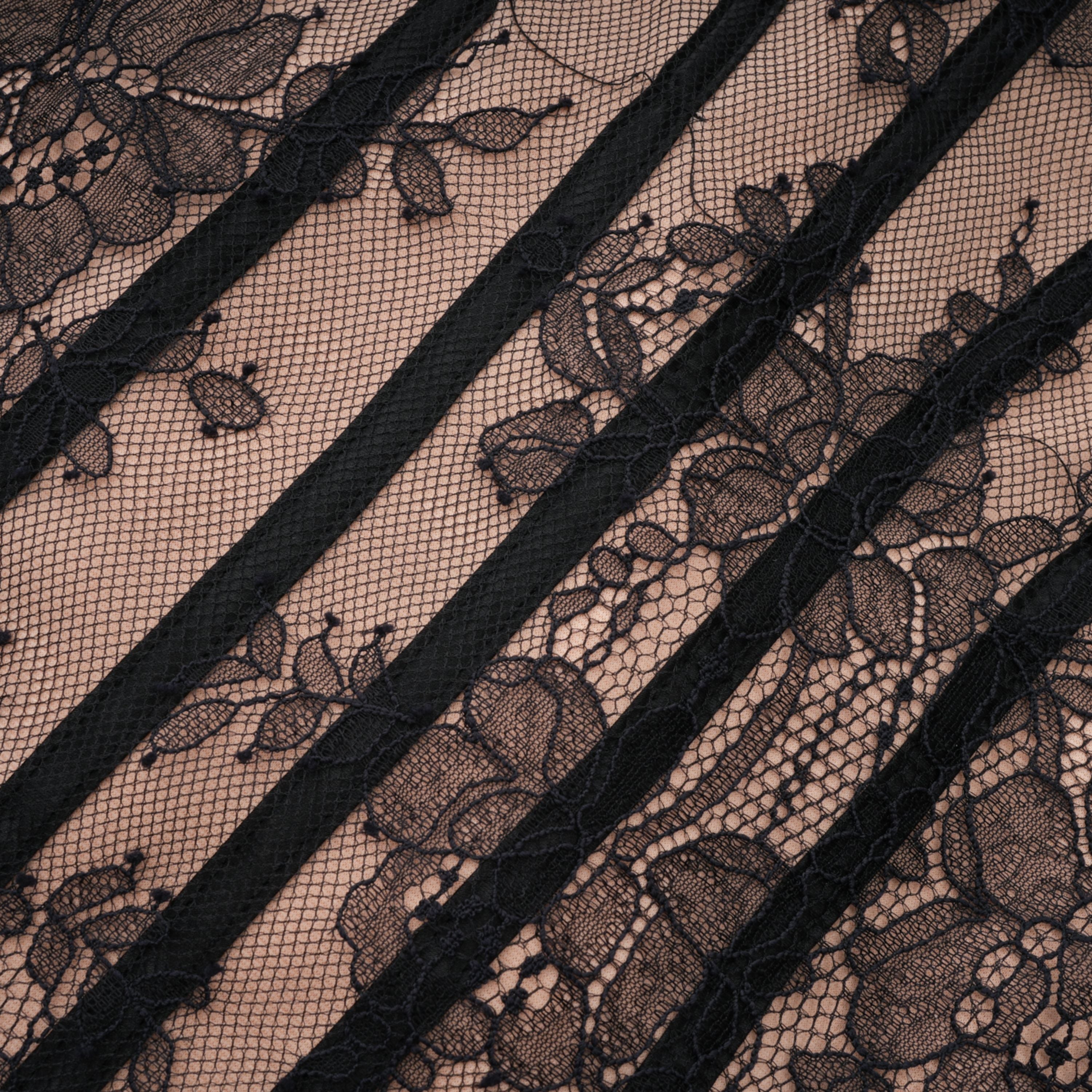 فستان ماكسي كورسيه من الدانتيل الأسود المزين بالزهور من Urszula