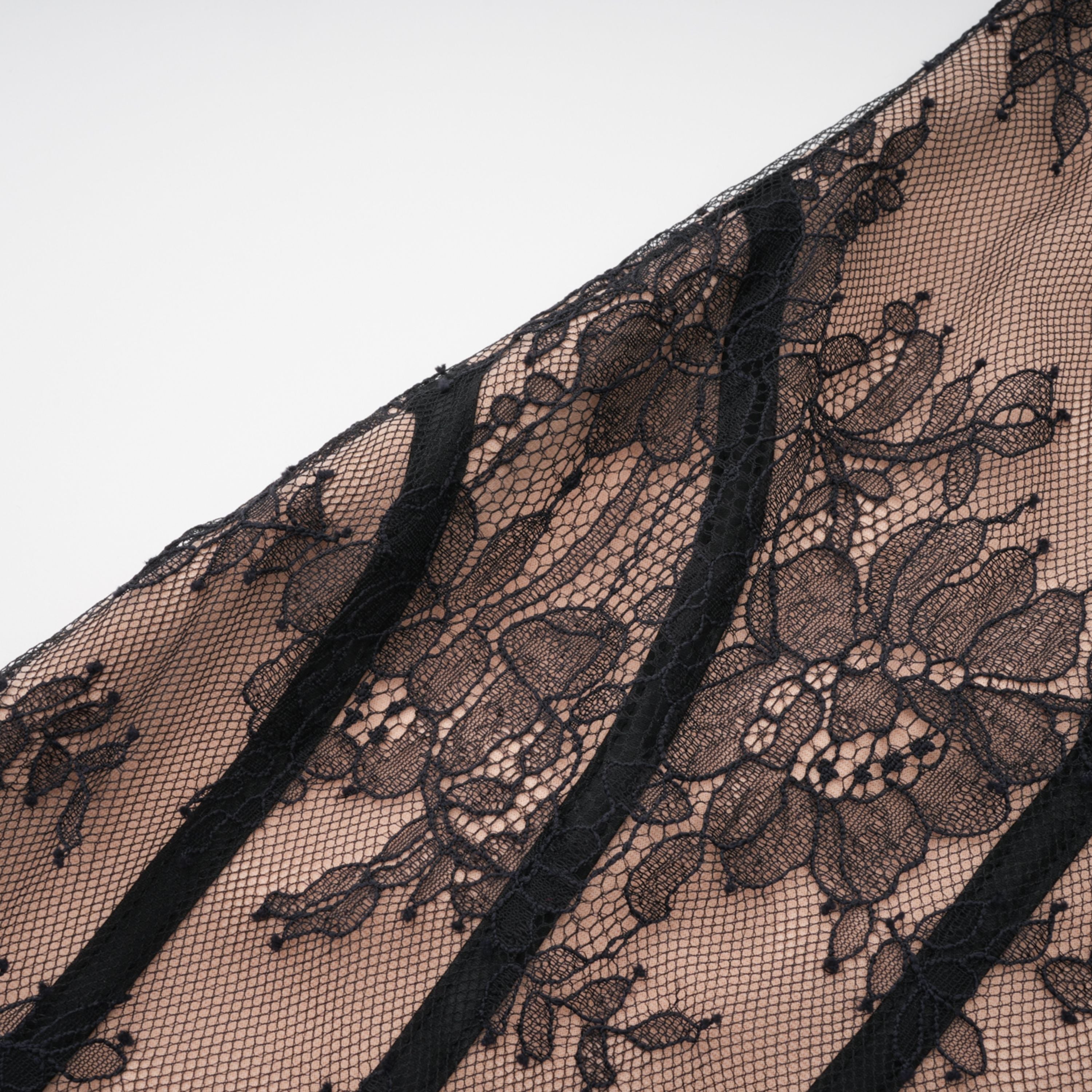 فستان ماكسي كورسيه من الدانتيل الأسود المزين بالزهور من Urszula