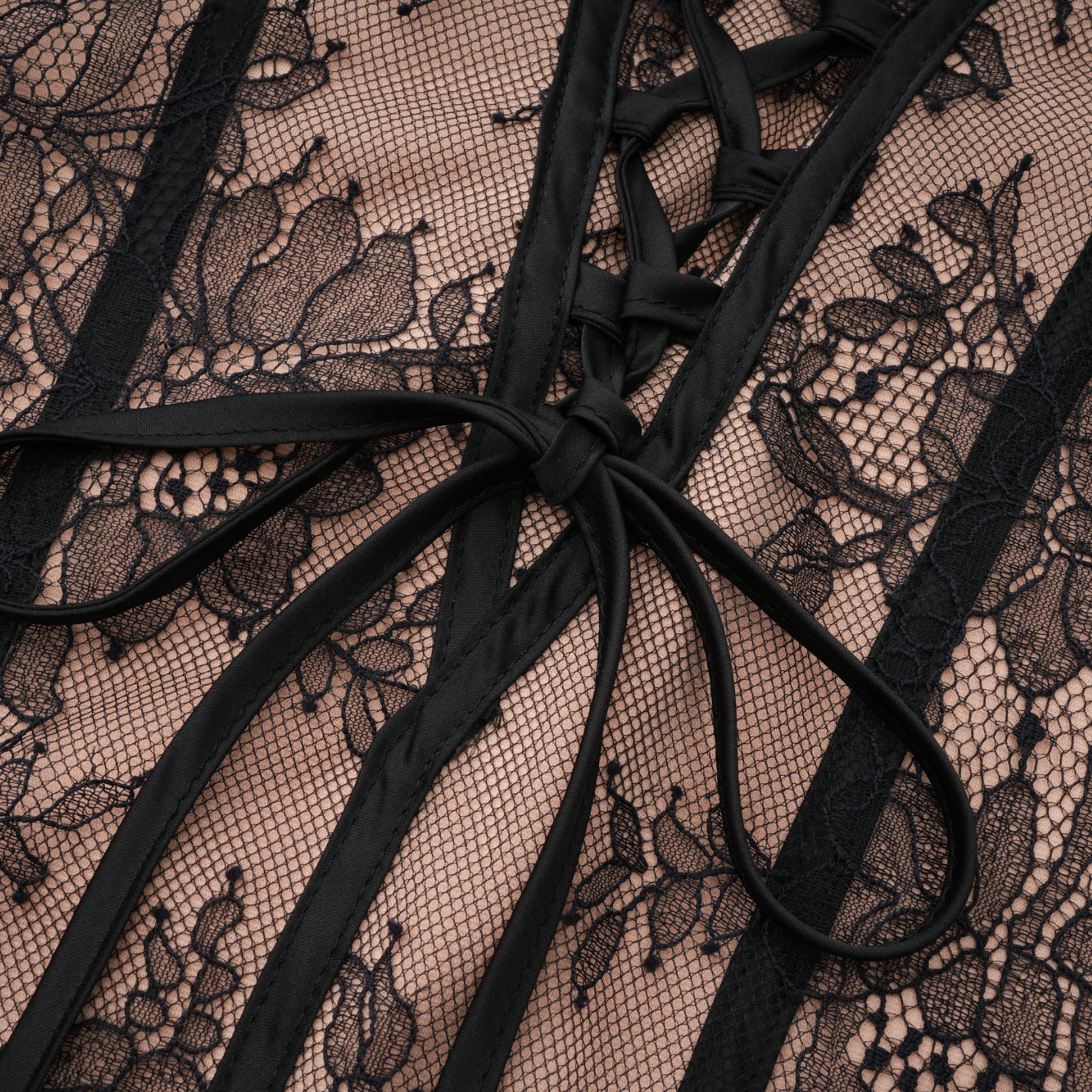 فستان ماكسي كورسيه من الدانتيل الأسود المزين بالزهور من Urszula