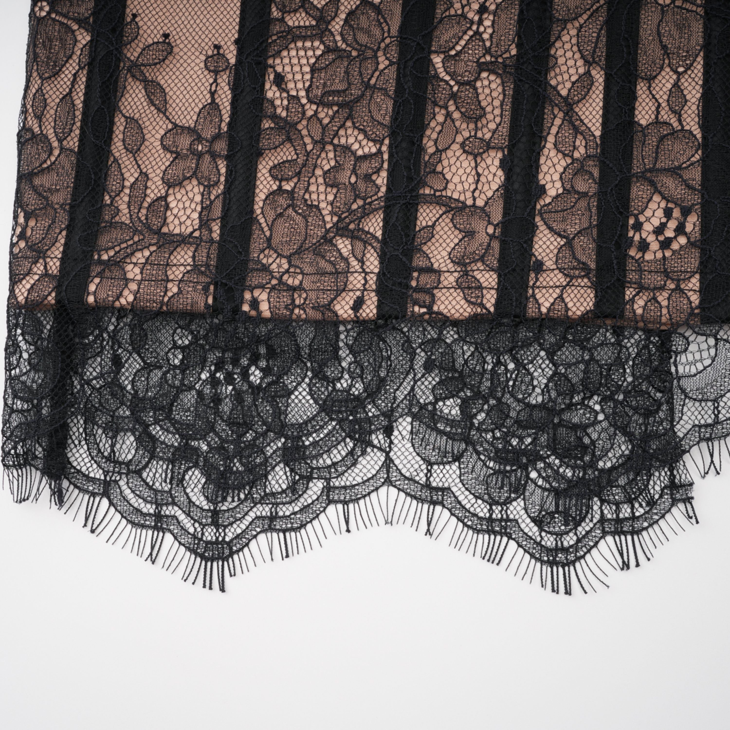 فستان ماكسي كورسيه من الدانتيل الأسود المزين بالزهور من Urszula