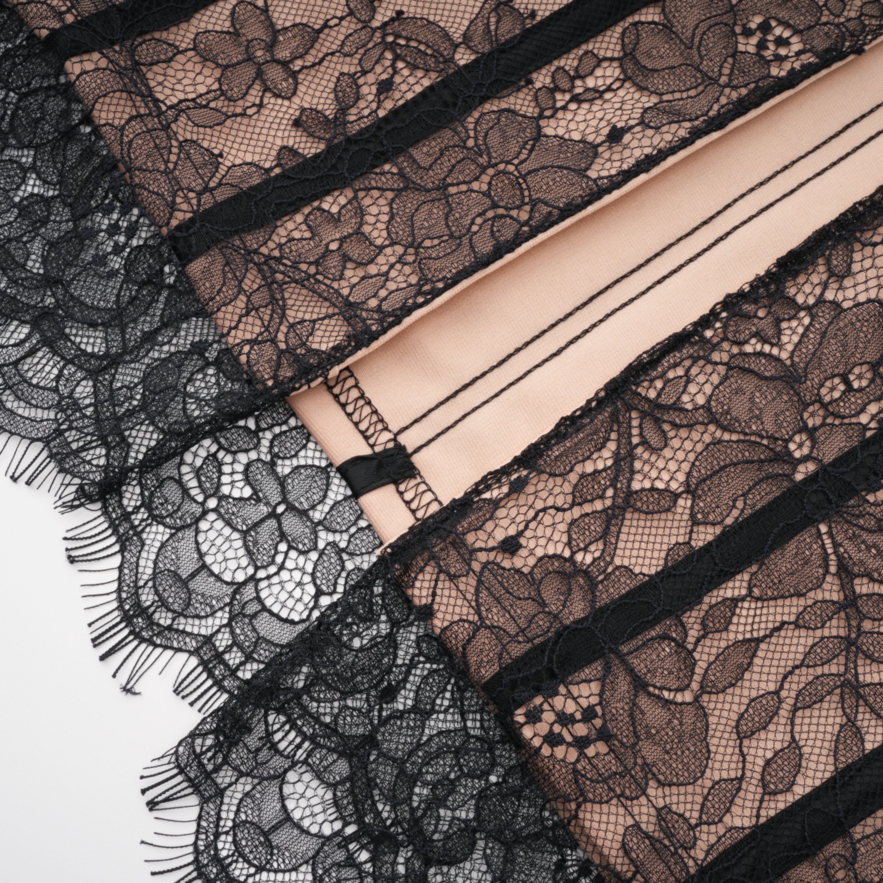 فستان ماكسي كورسيه من الدانتيل الأسود المزين بالزهور من Urszula