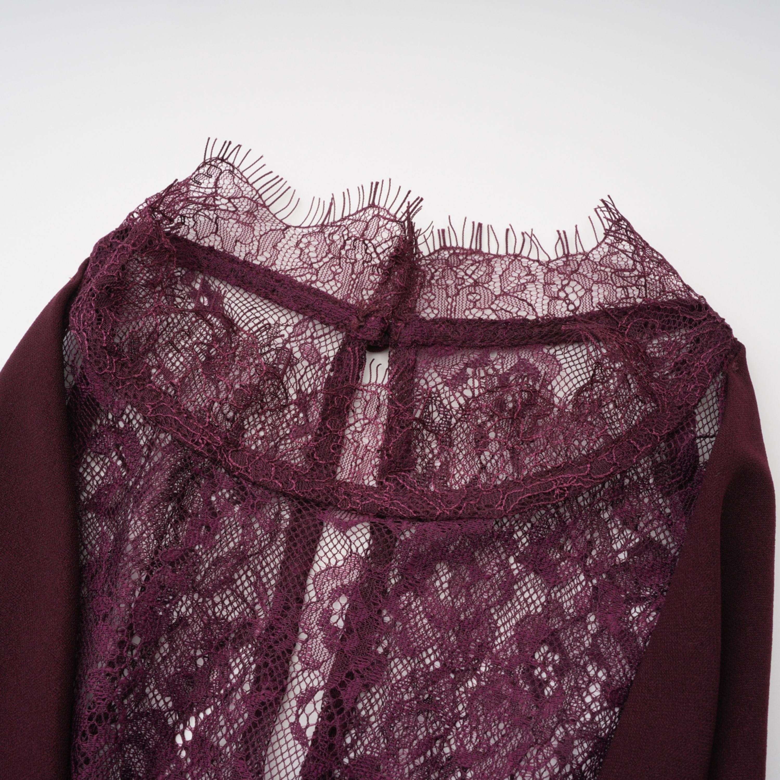 فستان طويل برقبة حلقية من جيوكوندا بورغندي مع لوحة من الدانتيل