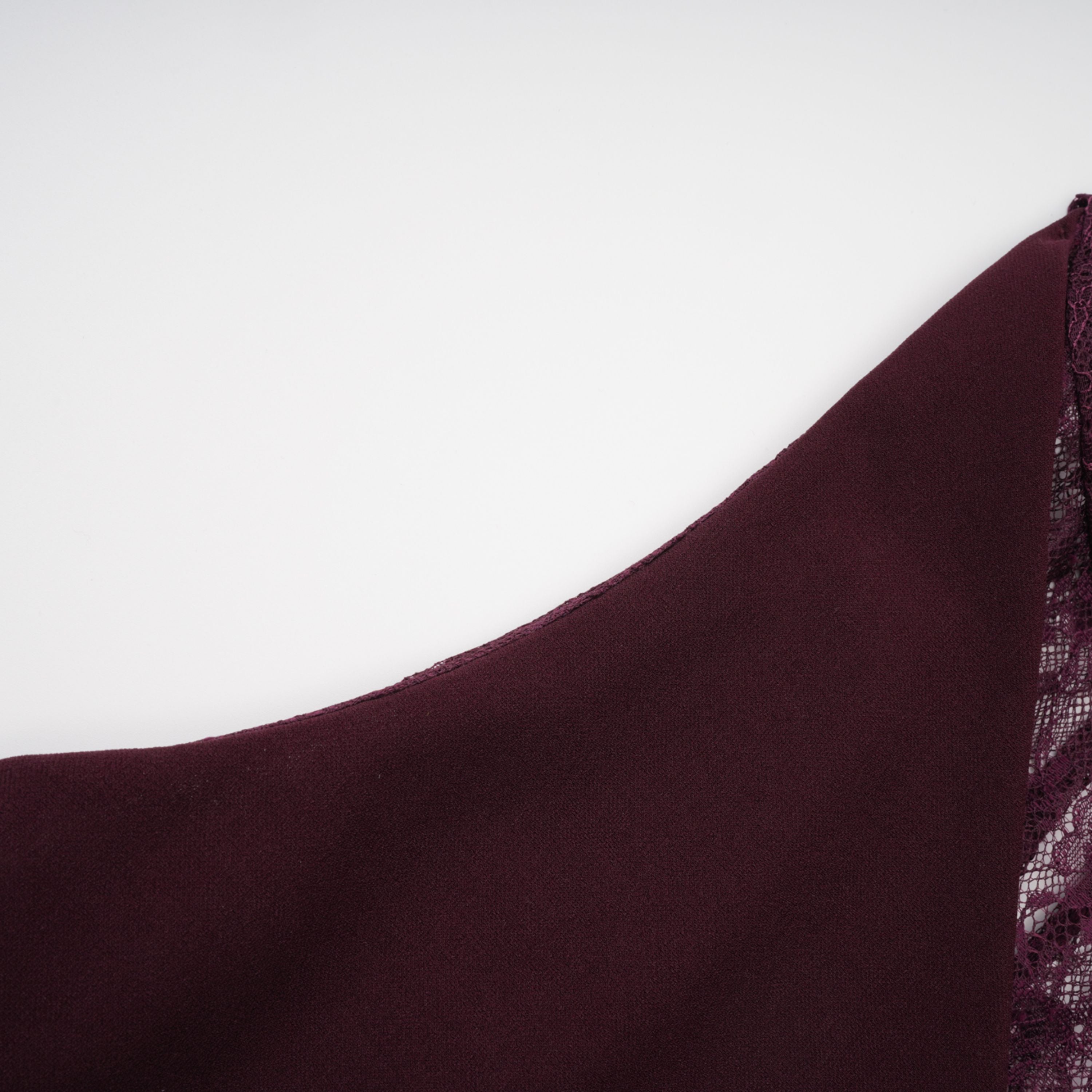 فستان طويل برقبة حلقية من جيوكوندا بورغندي مع لوحة من الدانتيل