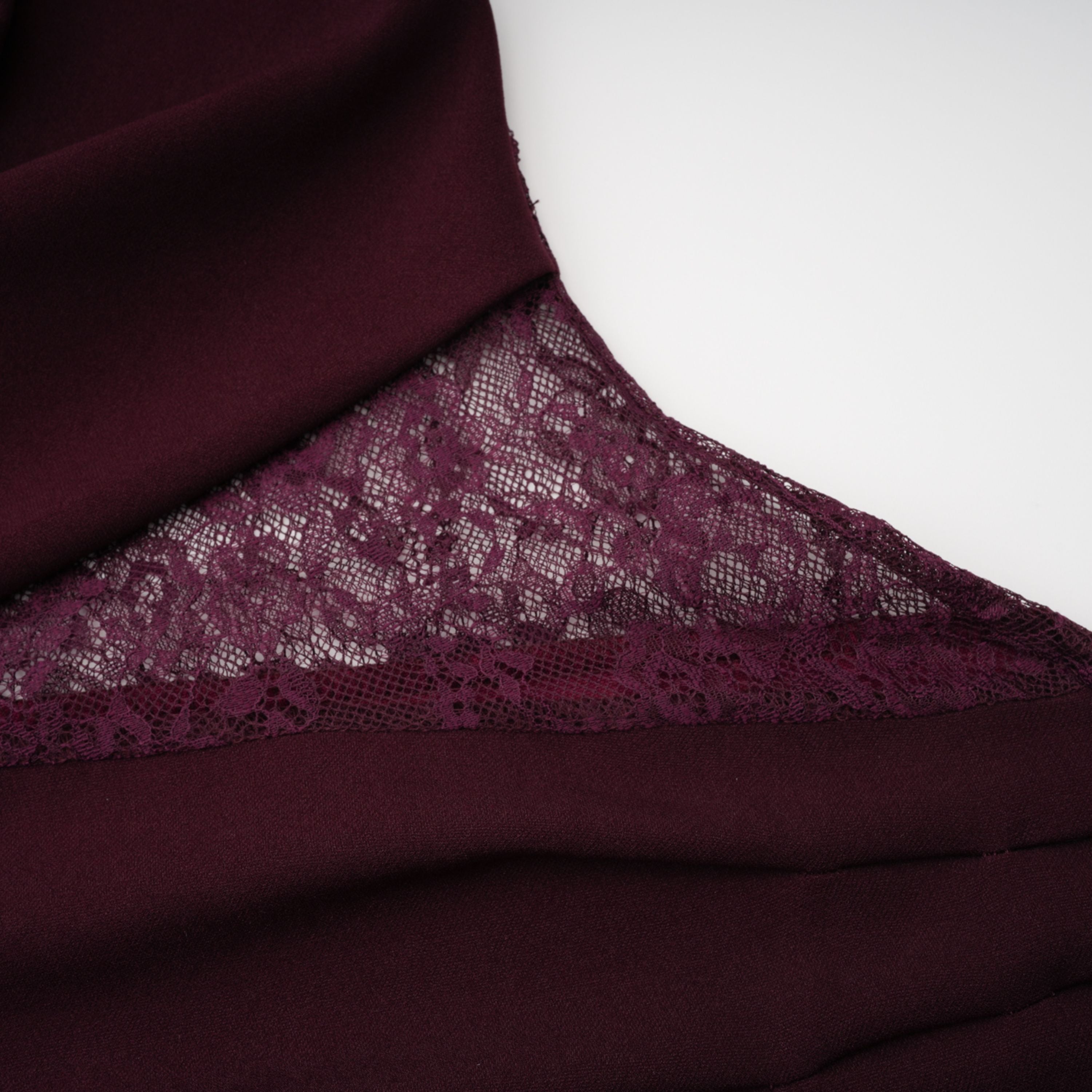 فستان طويل برقبة حلقية من جيوكوندا بورغندي مع لوحة من الدانتيل