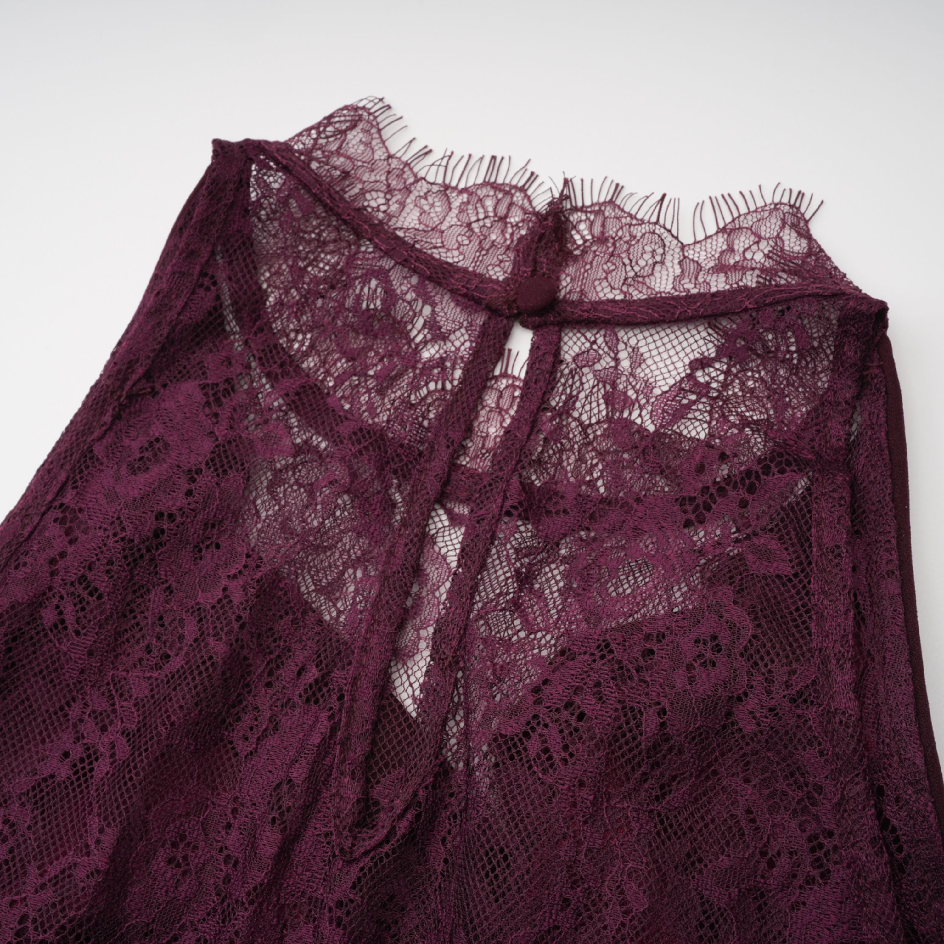 فستان طويل برقبة حلقية من جيوكوندا بورغندي مع لوحة من الدانتيل