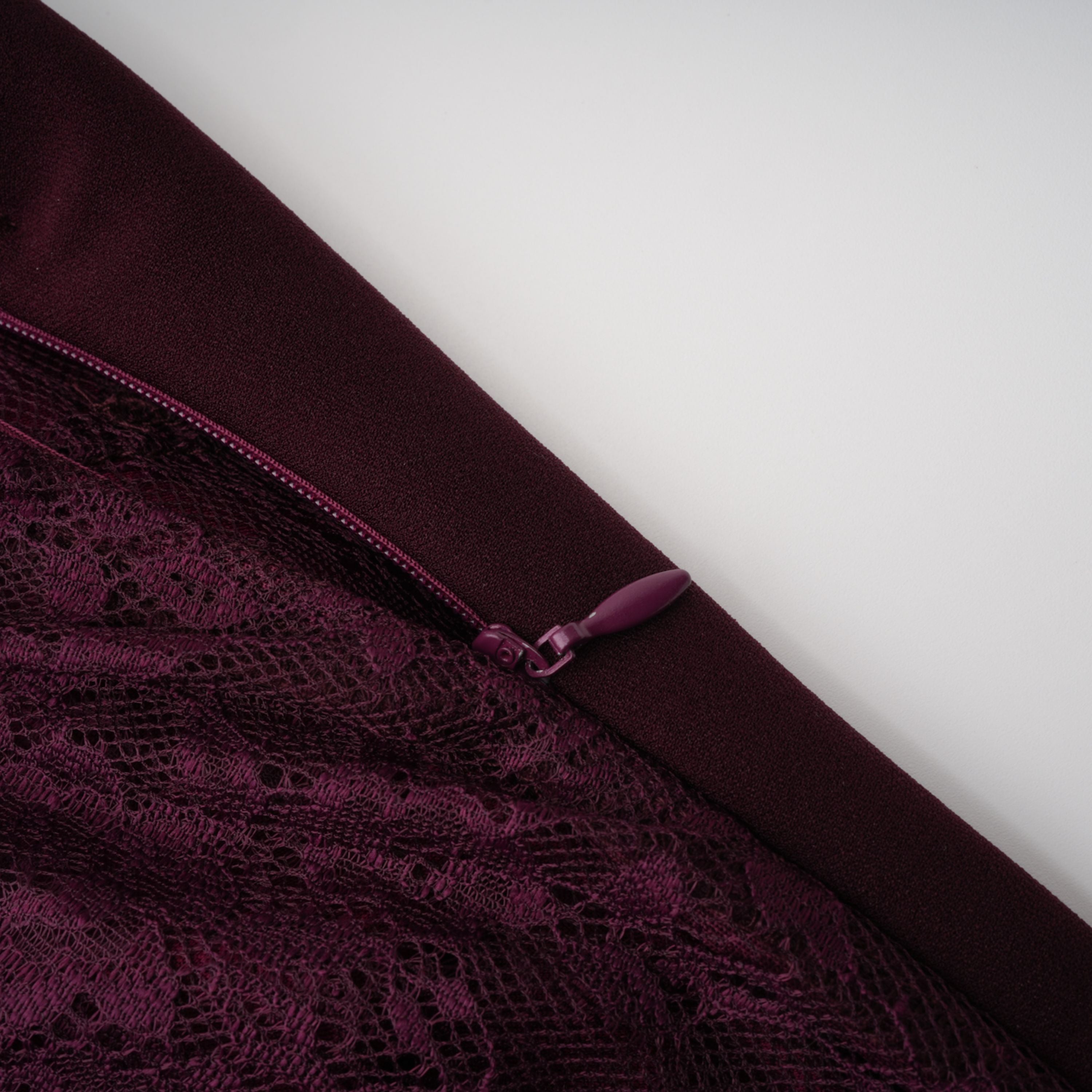 فستان طويل برقبة حلقية من جيوكوندا بورغندي مع لوحة من الدانتيل