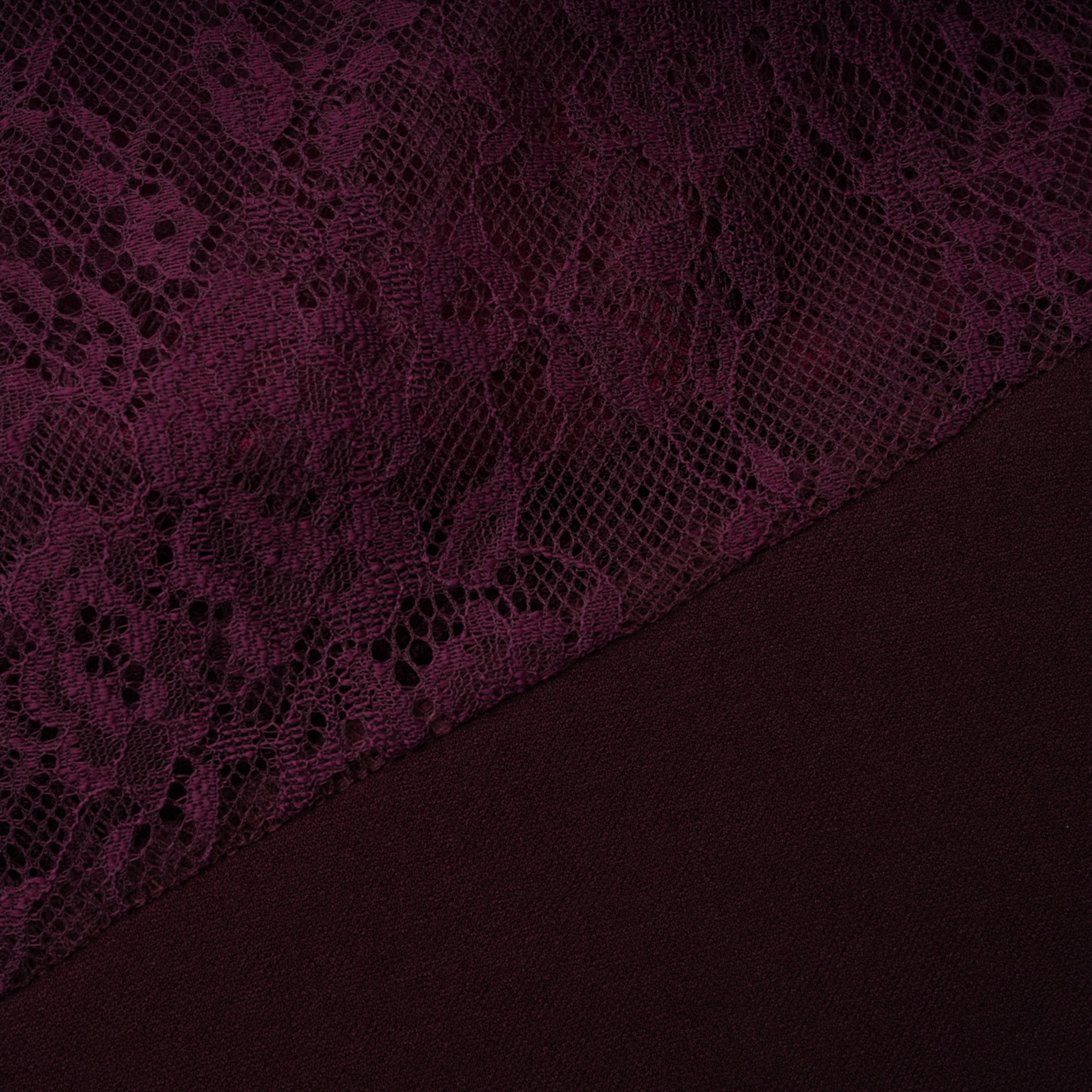 فستان طويل برقبة حلقية من جيوكوندا بورغندي مع لوحة من الدانتيل