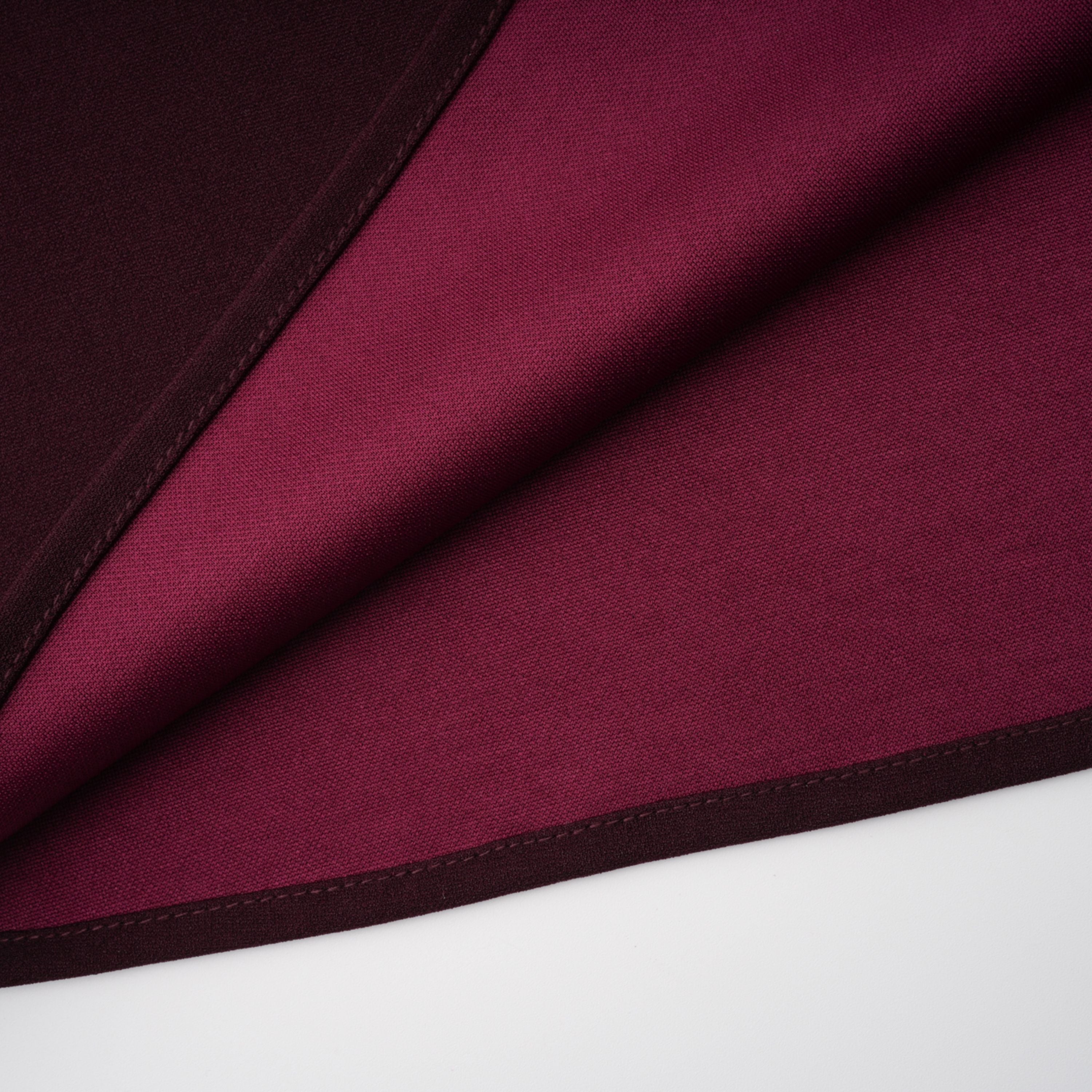 فستان طويل برقبة حلقية من جيوكوندا بورغندي مع لوحة من الدانتيل