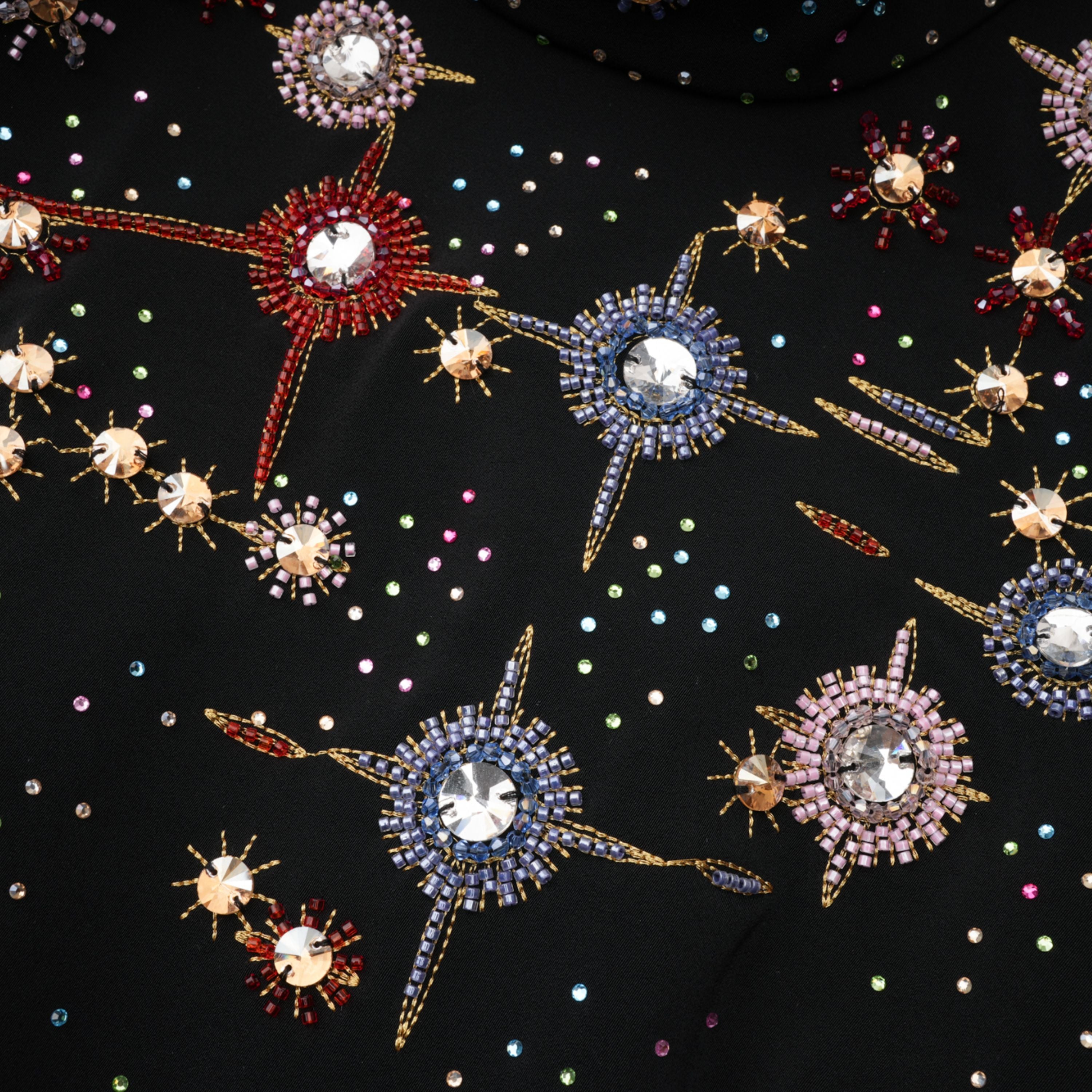 فستان قصير مزين بنجوم سوداء من Rosaria