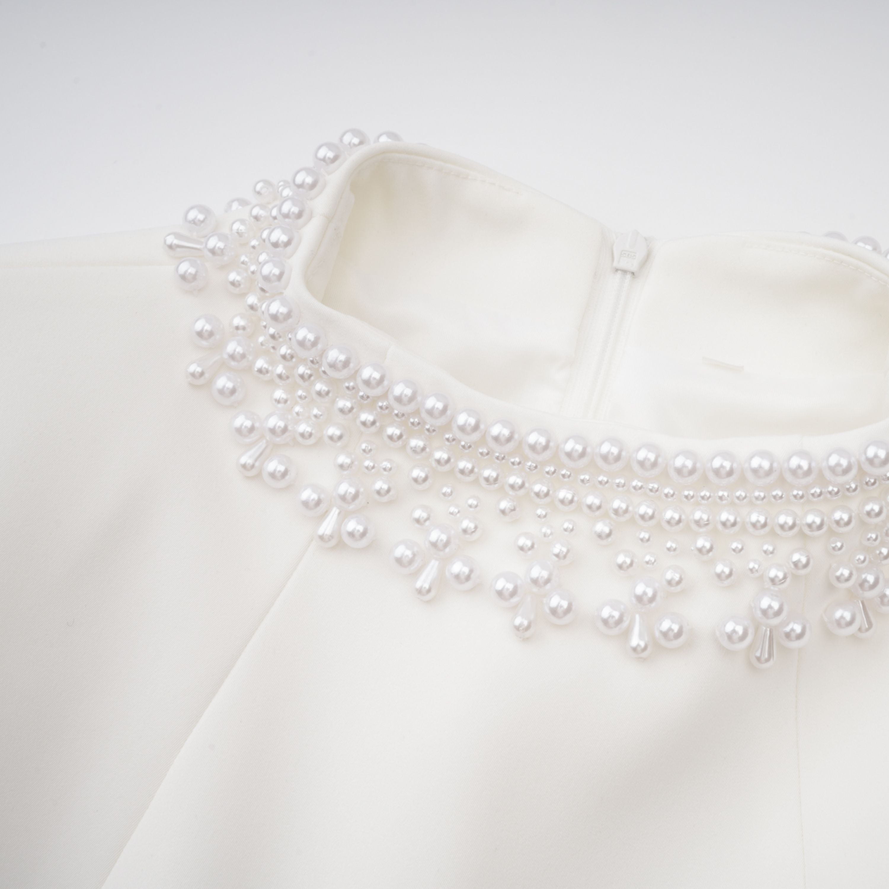 فستان بيرناديت الأبيض القصير من اللؤلؤ الصناعي