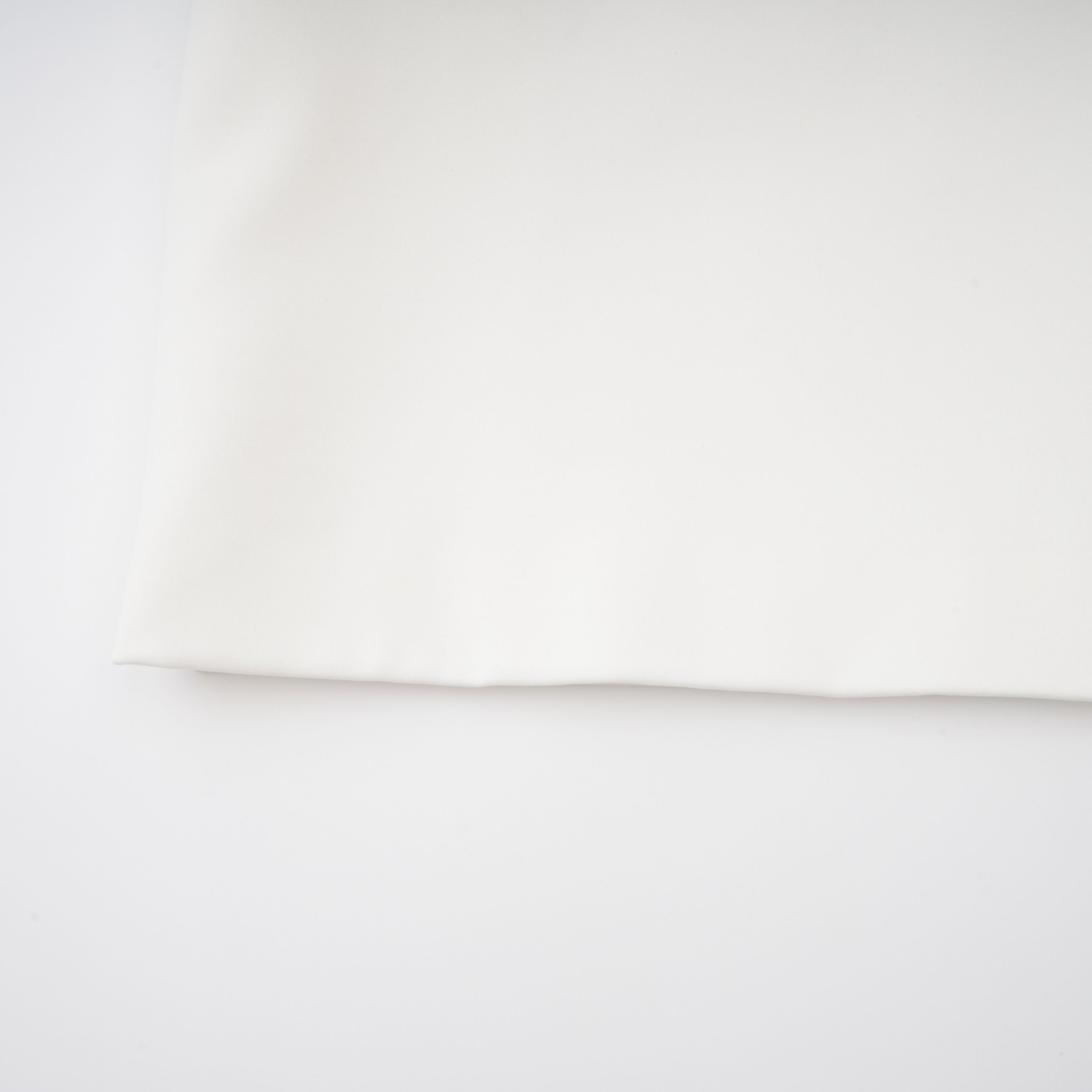 فستان بيرناديت الأبيض القصير من اللؤلؤ الصناعي