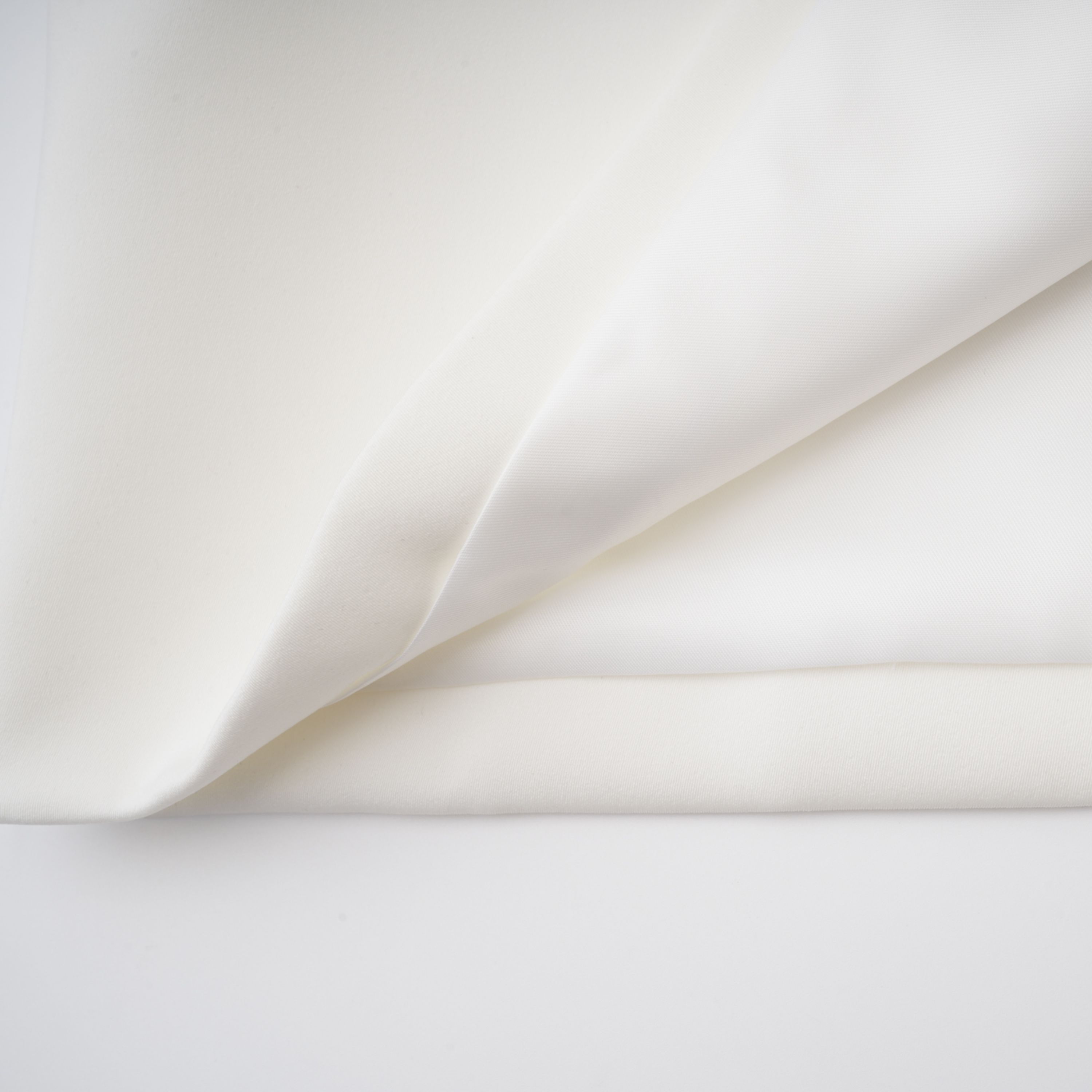 فستان بيرناديت الأبيض القصير من اللؤلؤ الصناعي