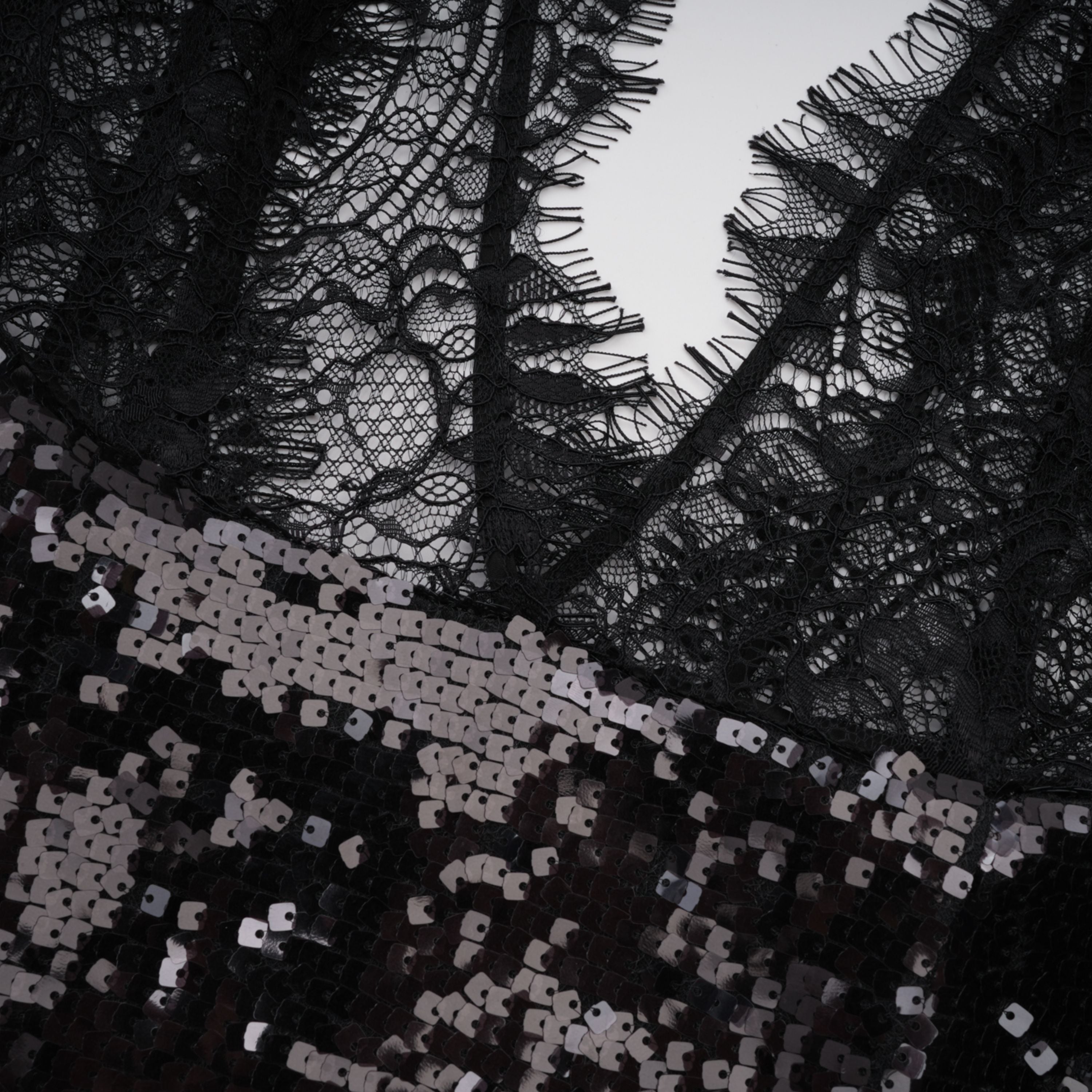 فستان أفا ماكسي أسود من الدانتيل والترتر