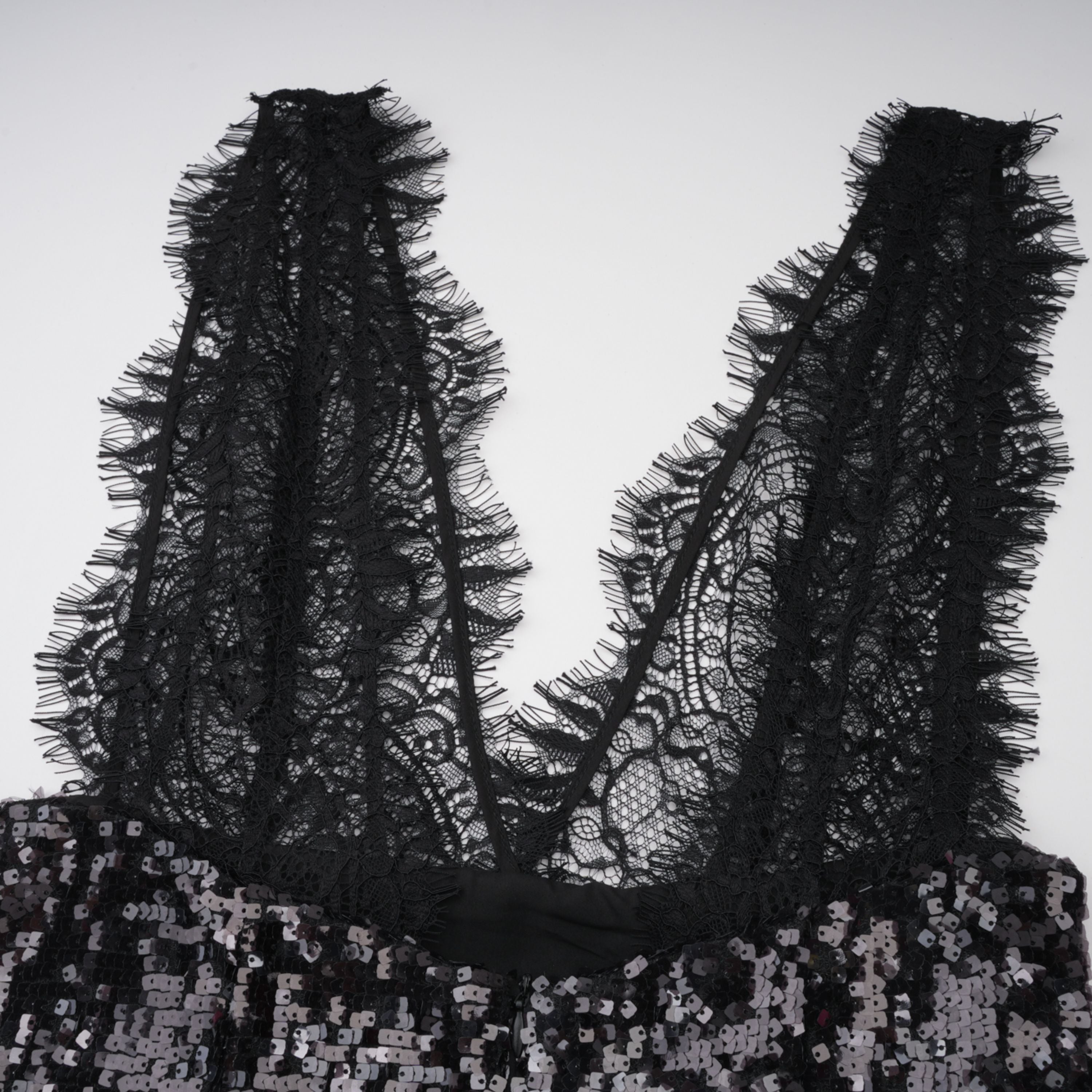 فستان أفا ماكسي أسود من الدانتيل والترتر