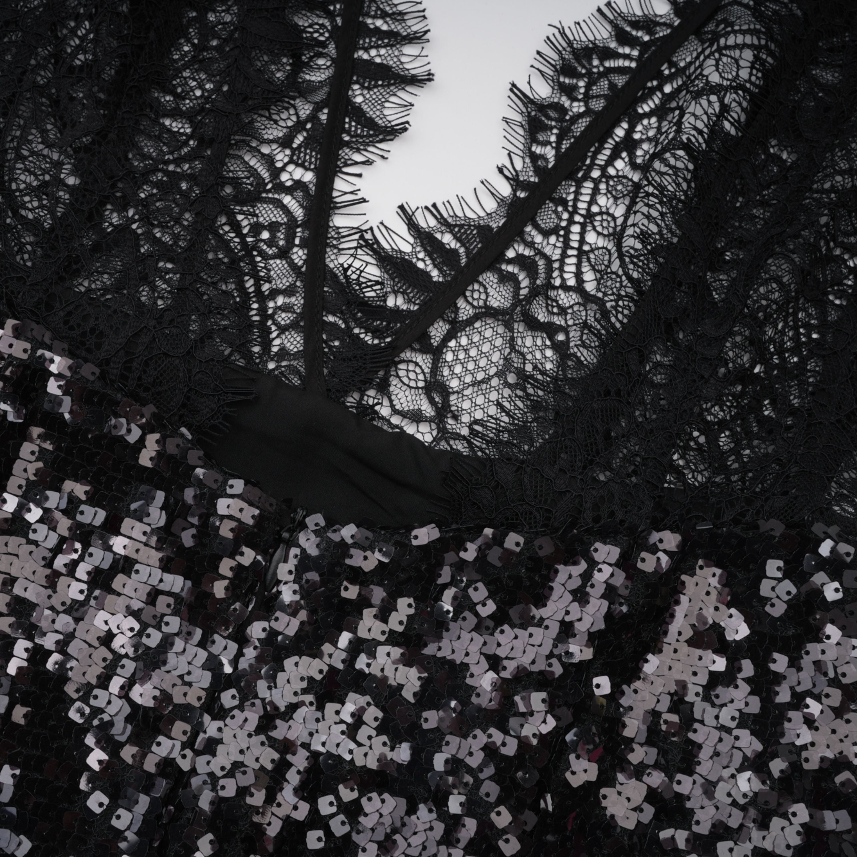 فستان أفا ماكسي أسود من الدانتيل والترتر