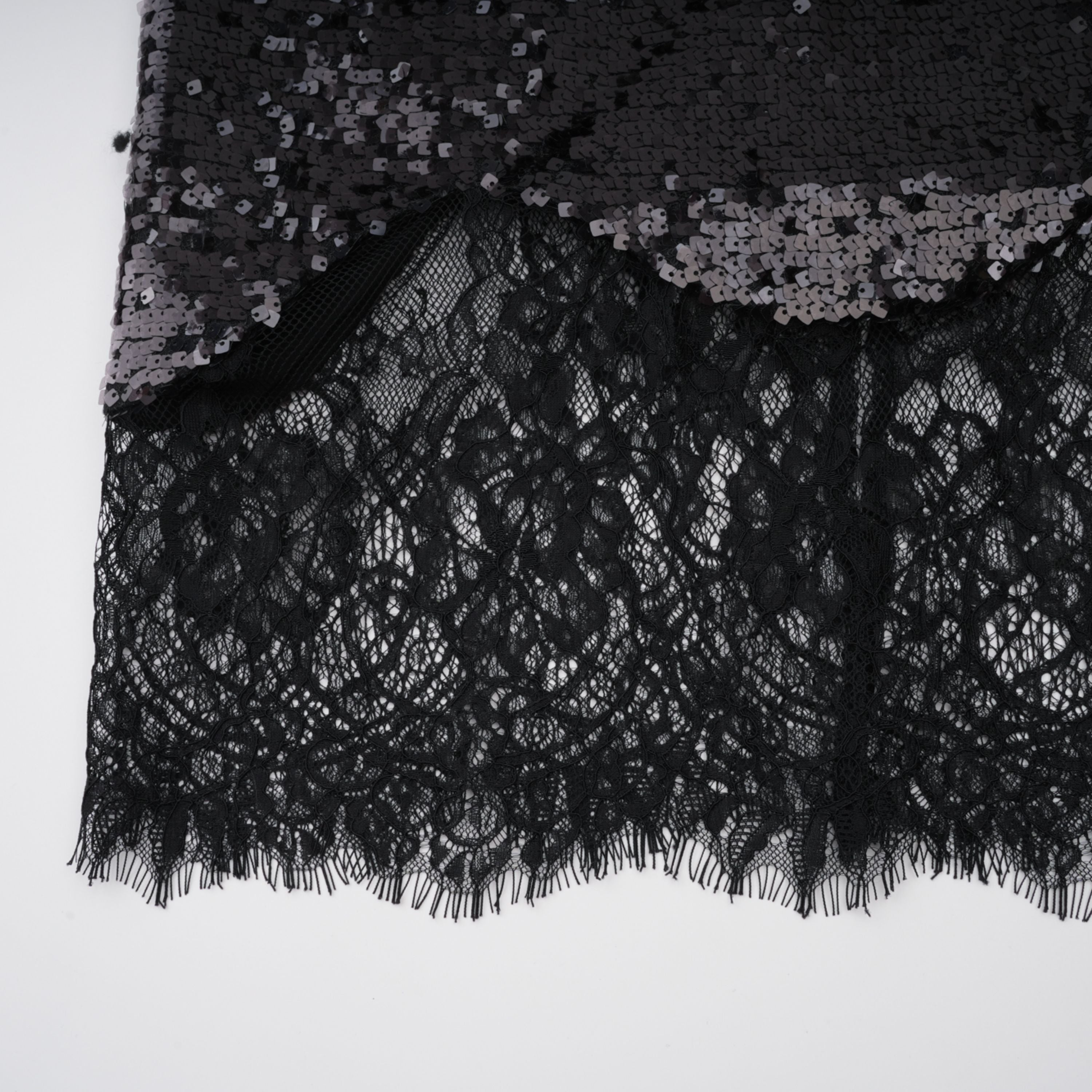 فستان أفا ماكسي أسود من الدانتيل والترتر