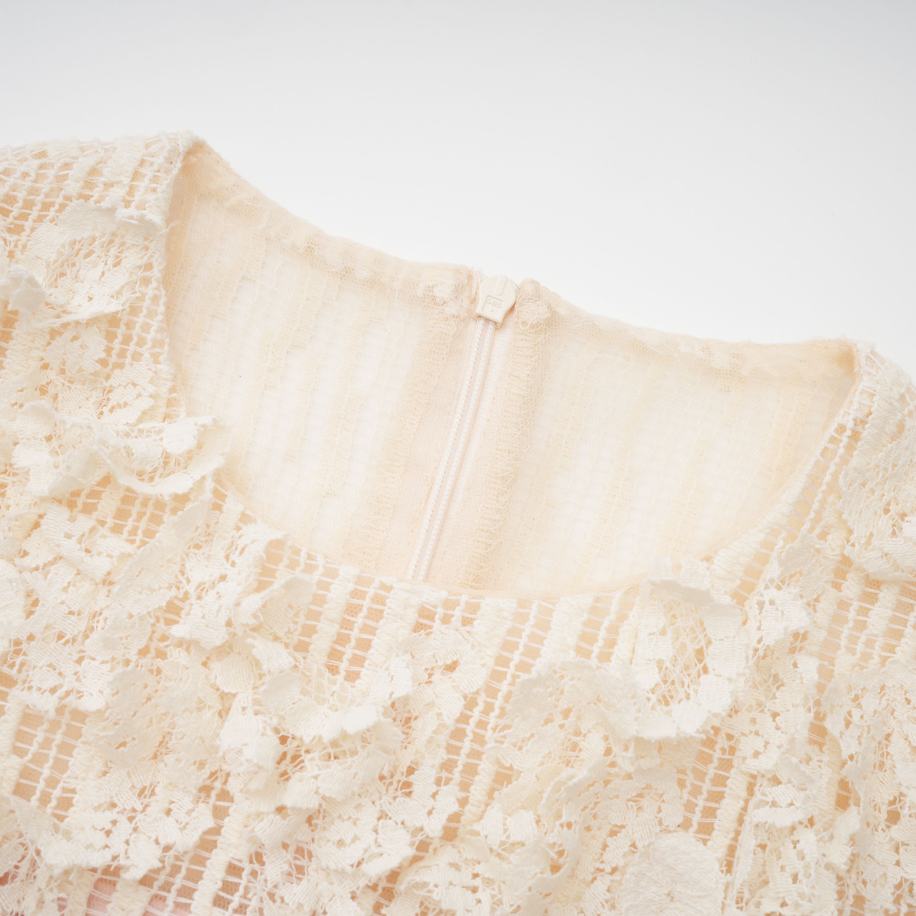 فستان ميدي بزخارف بتلات ثلاثية الأبعاد من سينثيا نيوترالز