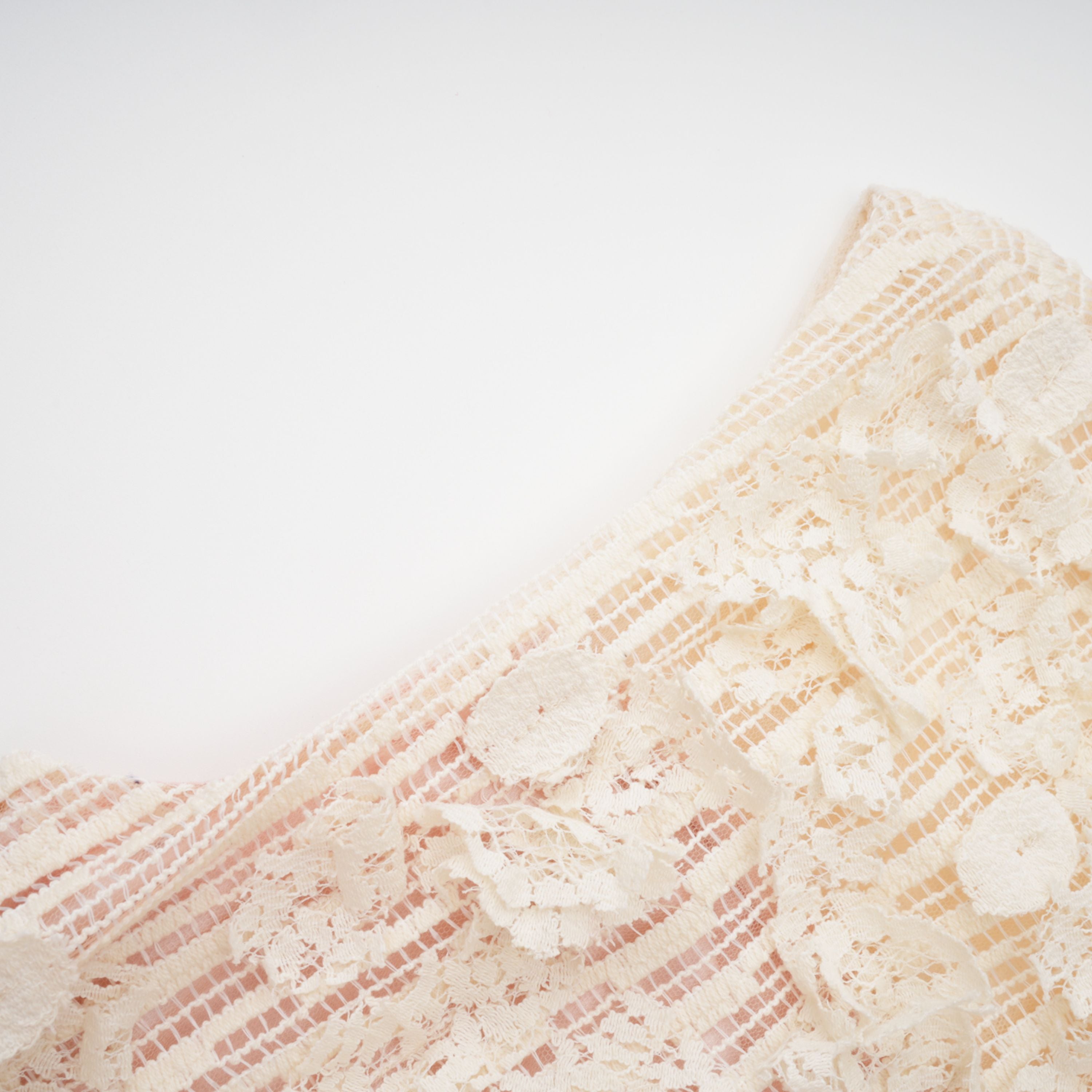 فستان ميدي بزخارف بتلات ثلاثية الأبعاد من سينثيا نيوترالز