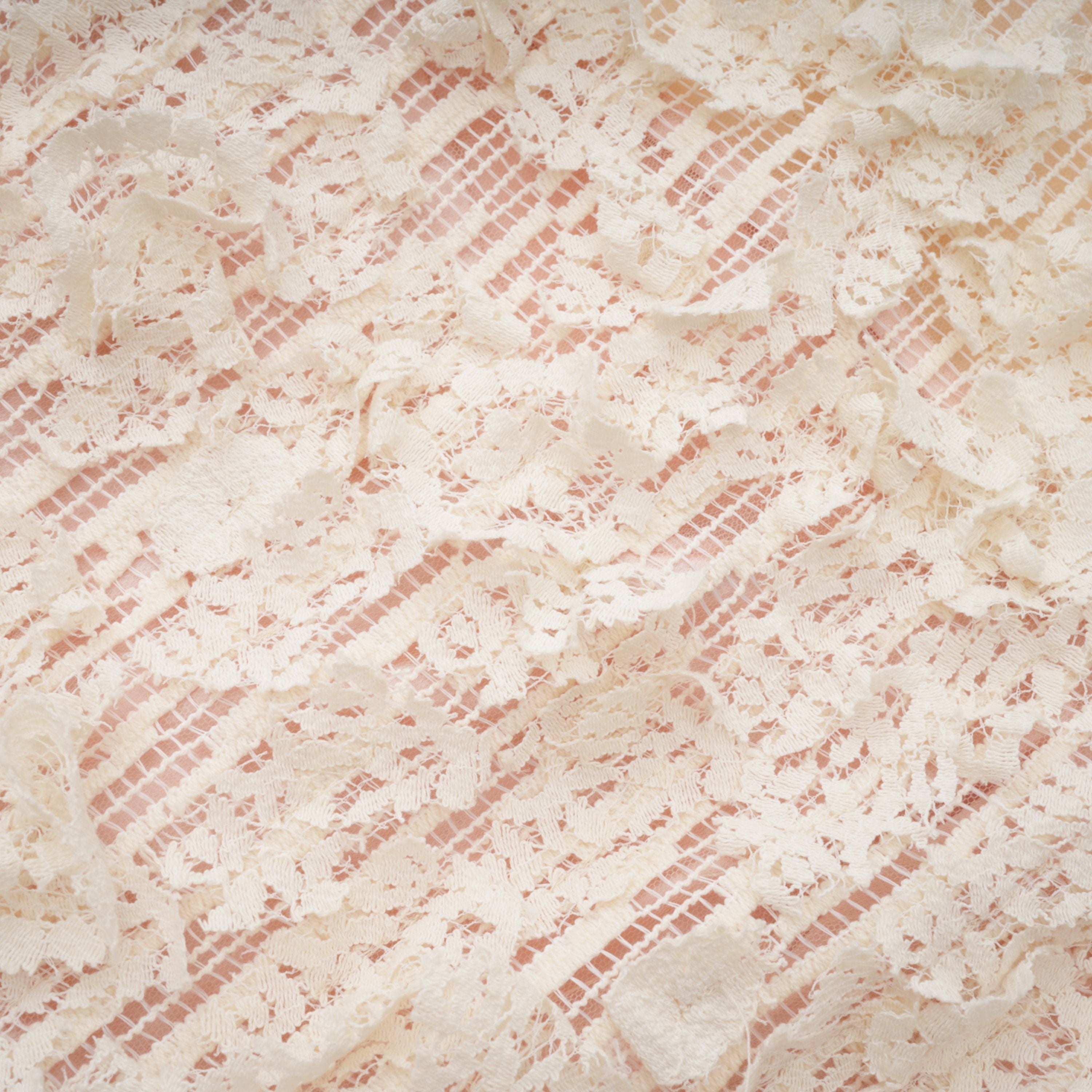 فستان ميدي بزخارف بتلات ثلاثية الأبعاد من سينثيا نيوترالز