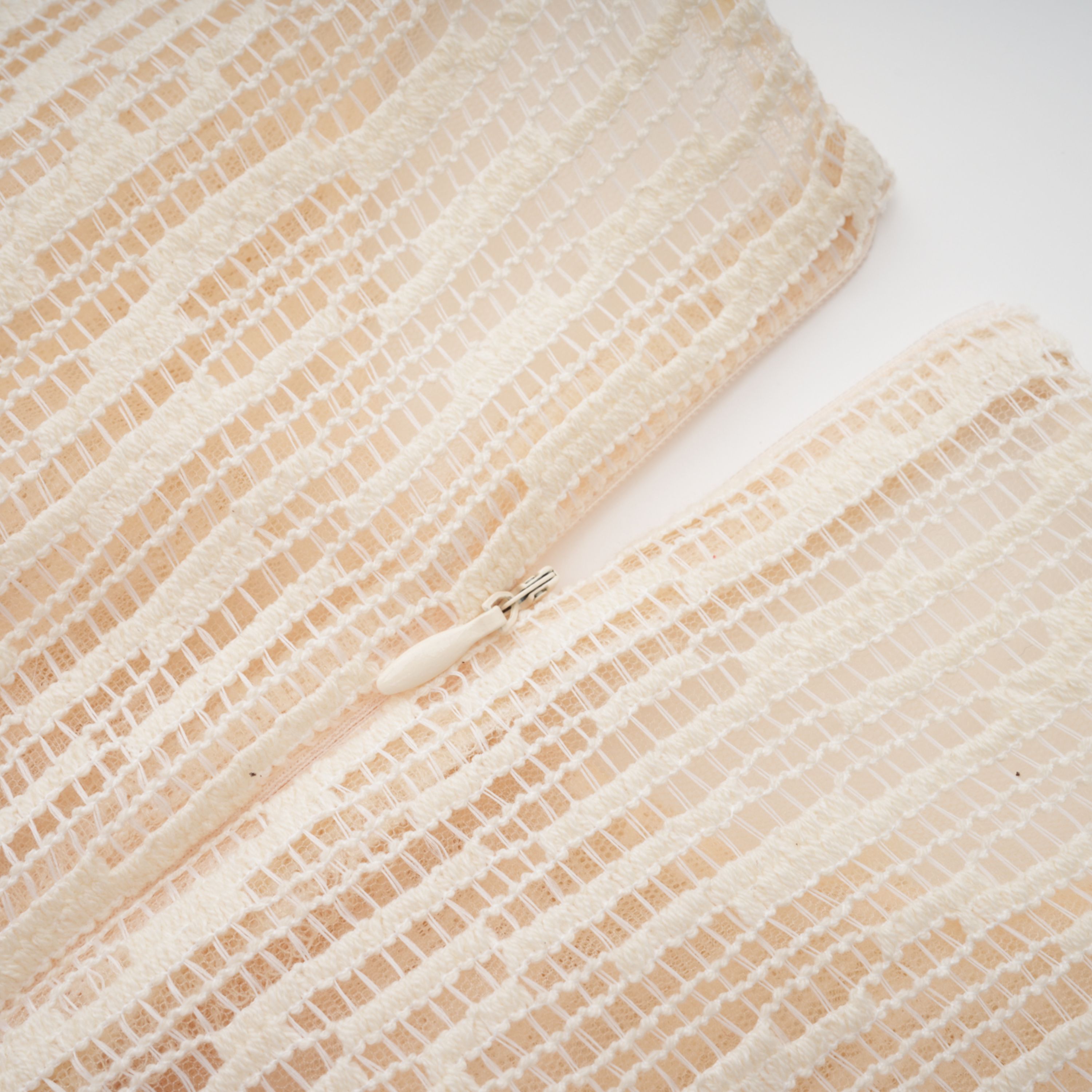 فستان ميدي بزخارف بتلات ثلاثية الأبعاد من سينثيا نيوترالز