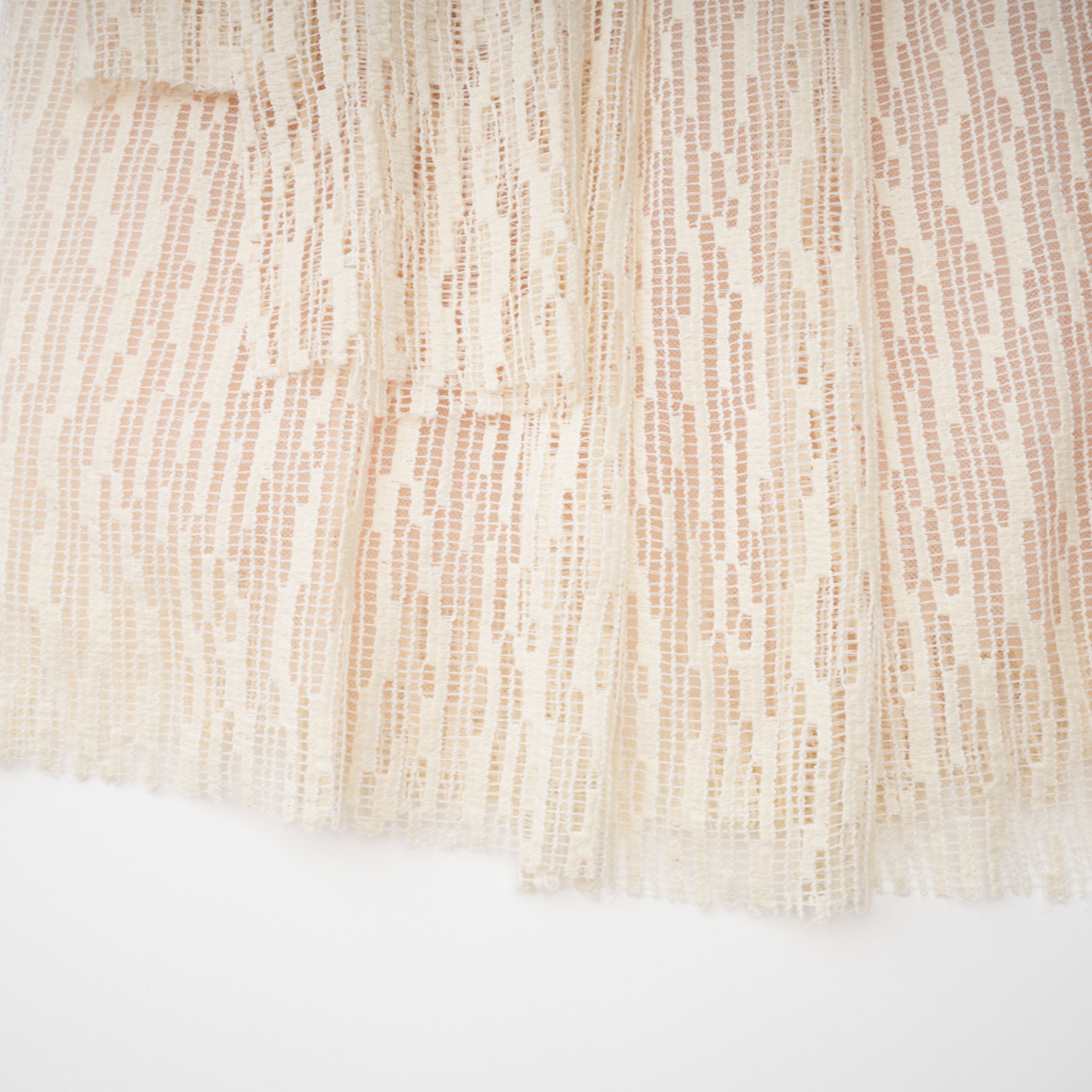 فستان ميدي بزخارف بتلات ثلاثية الأبعاد من سينثيا نيوترالز