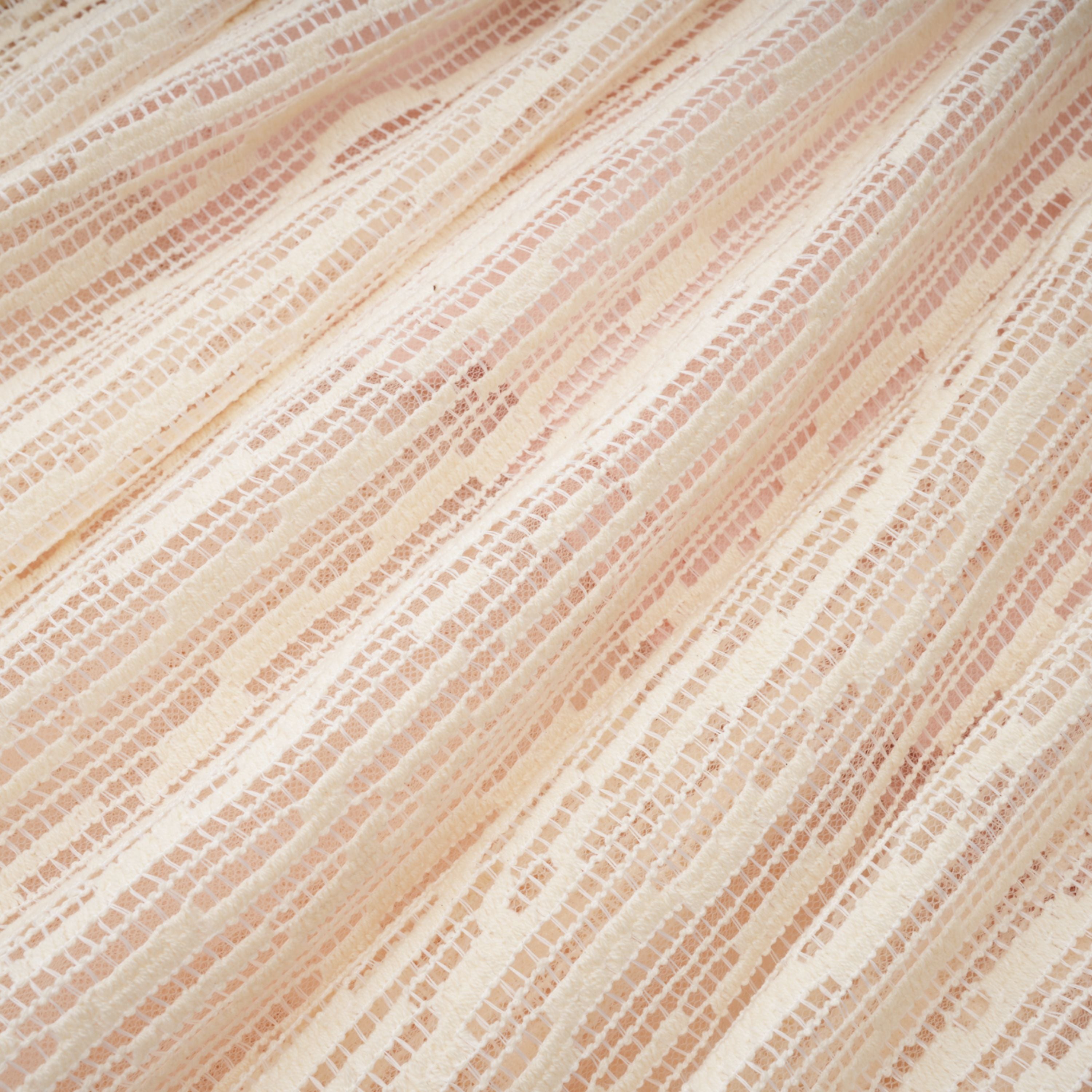 فستان ميدي بزخارف بتلات ثلاثية الأبعاد من سينثيا نيوترالز