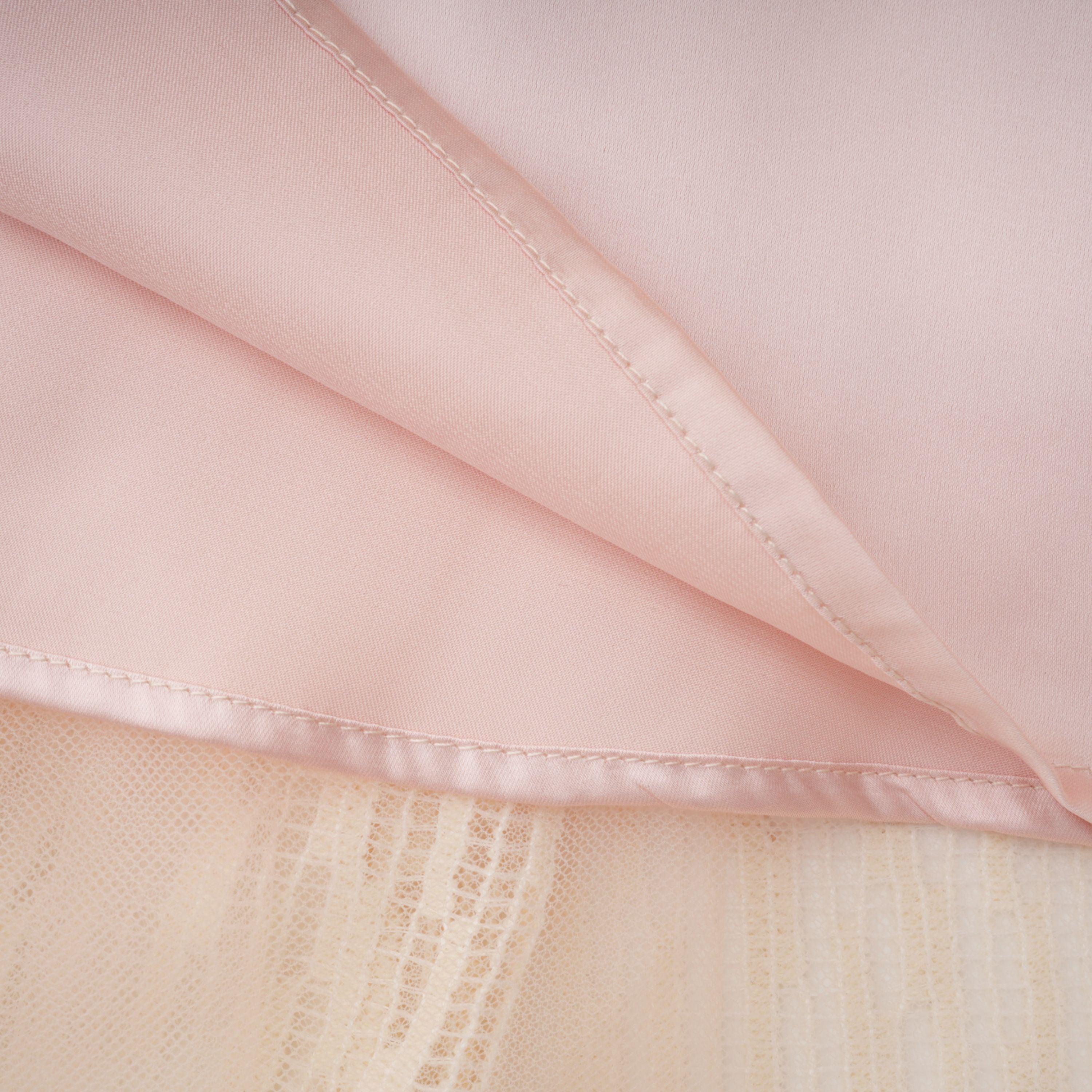 فستان ميدي بزخارف بتلات ثلاثية الأبعاد من سينثيا نيوترالز