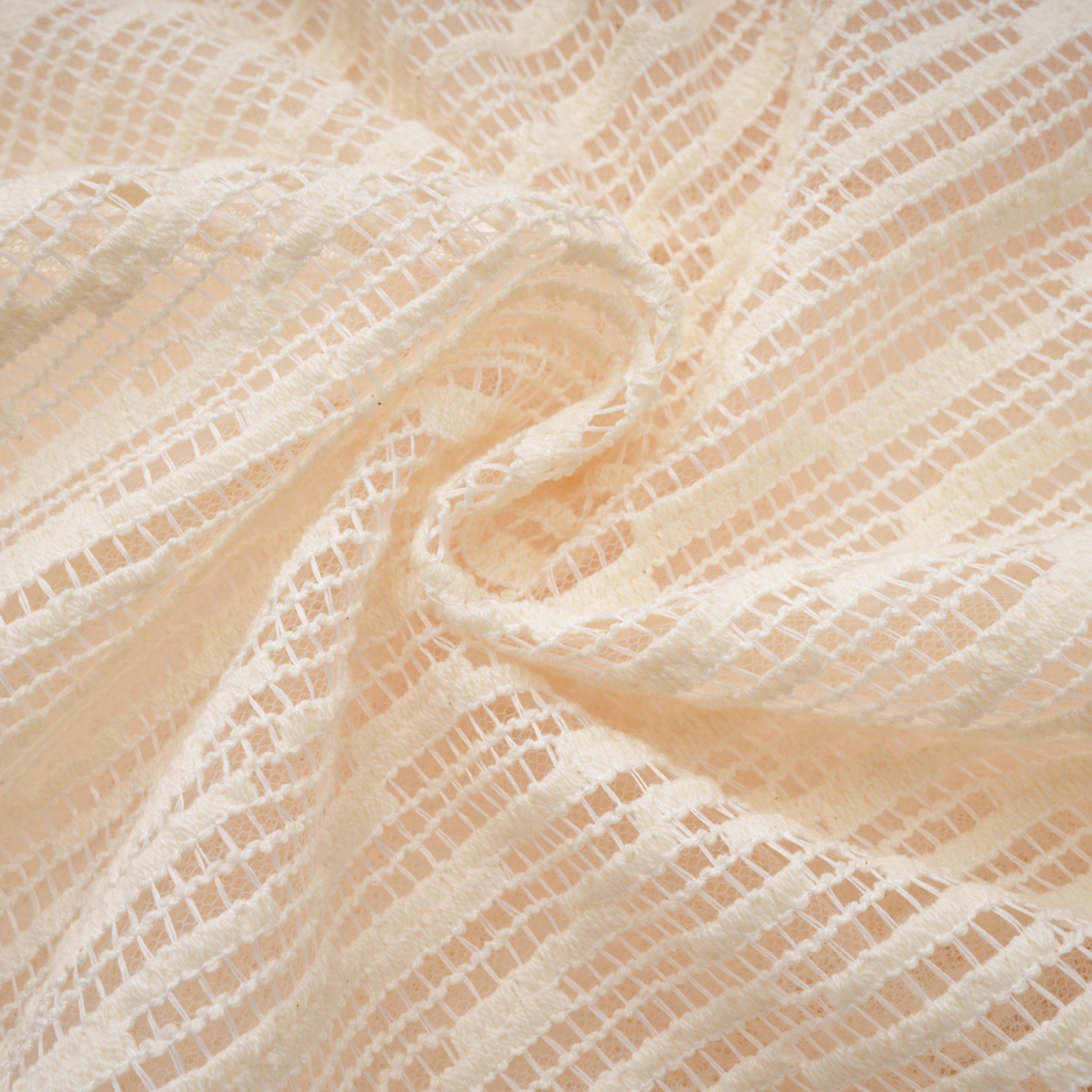 فستان ميدي بزخارف بتلات ثلاثية الأبعاد من سينثيا نيوترالز