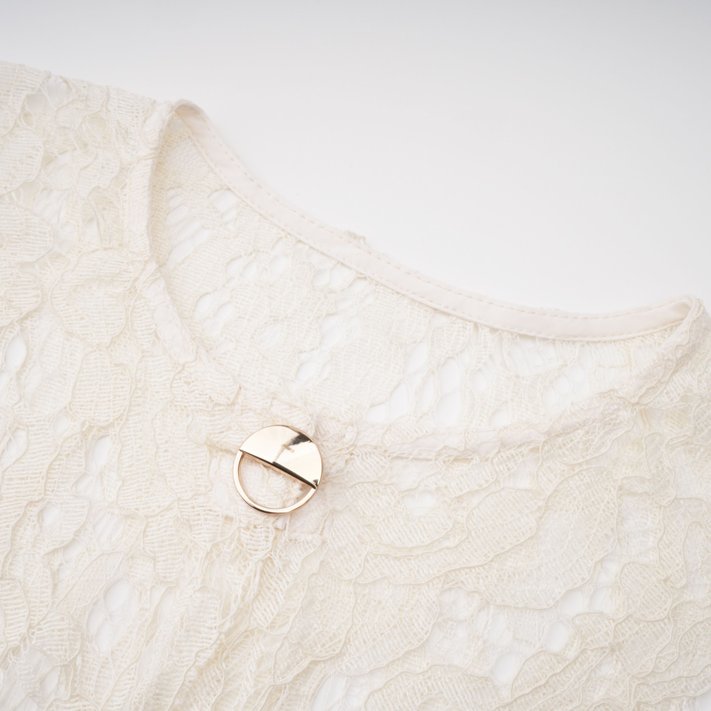 فستان ميدي أبيض من Alaia بتصميم رداء وطبعة زهور من الدانتيل