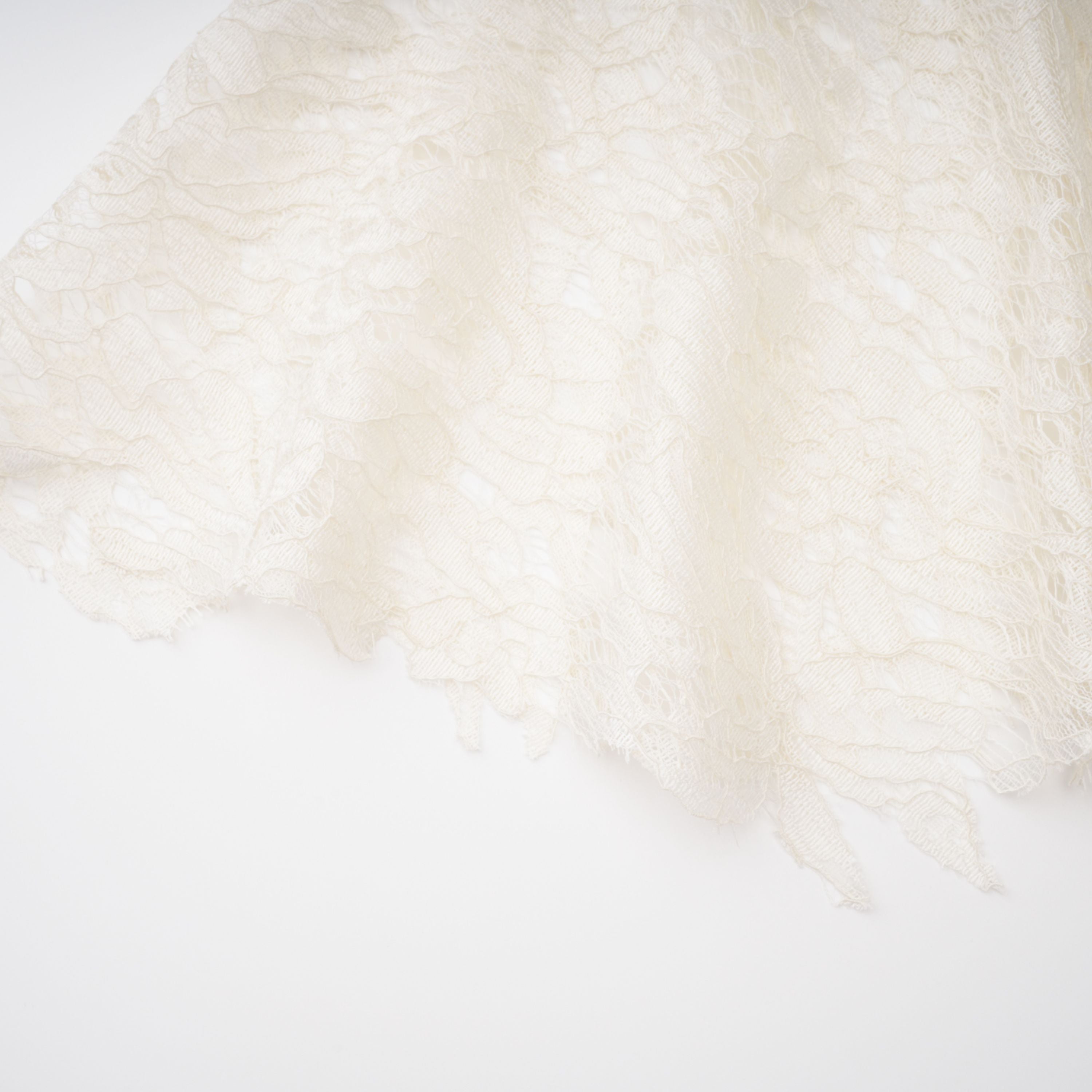 فستان ميدي أبيض من Alaia بتصميم رداء وطبعة زهور من الدانتيل