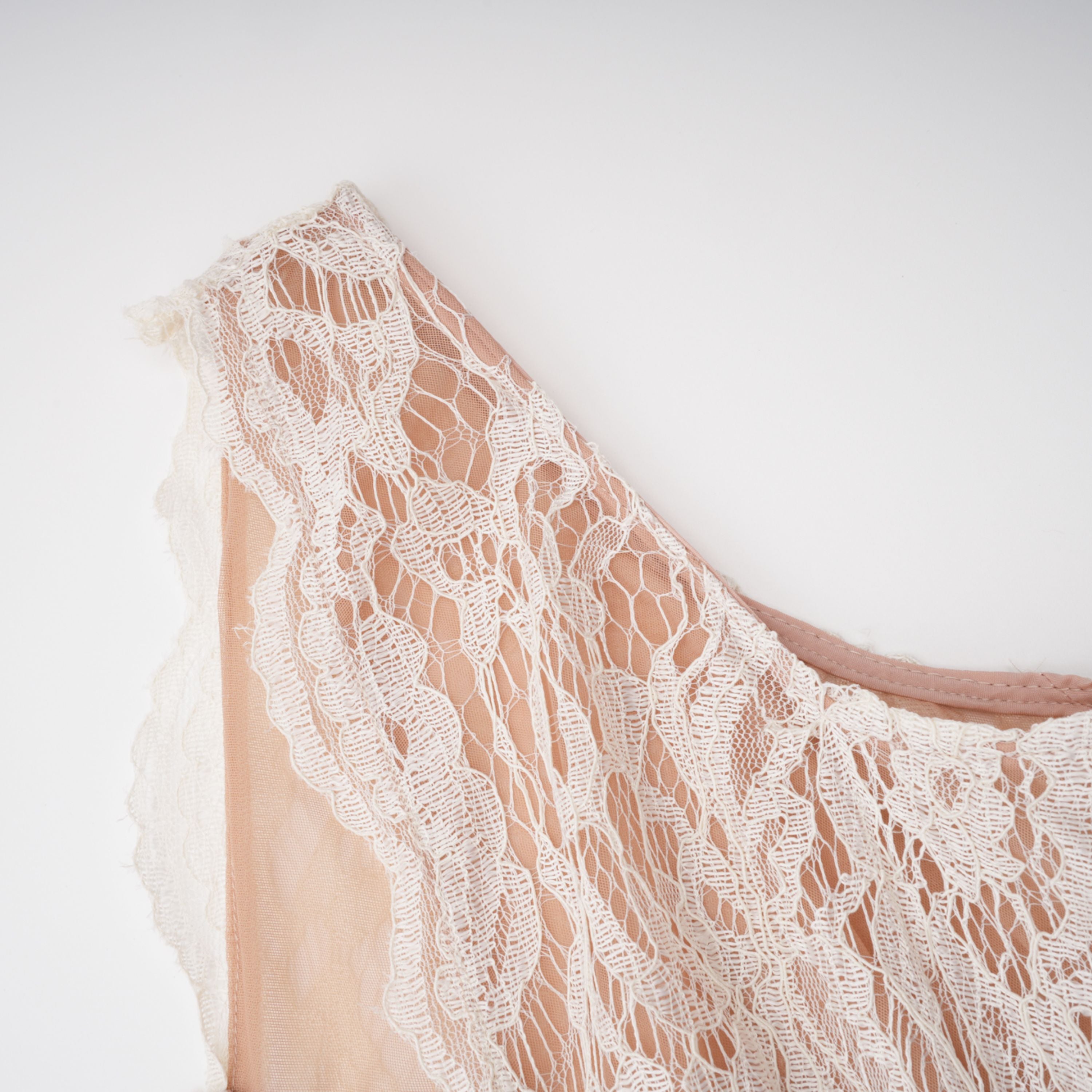 فستان ميدي أبيض من Alaia بتصميم رداء وطبعة زهور من الدانتيل