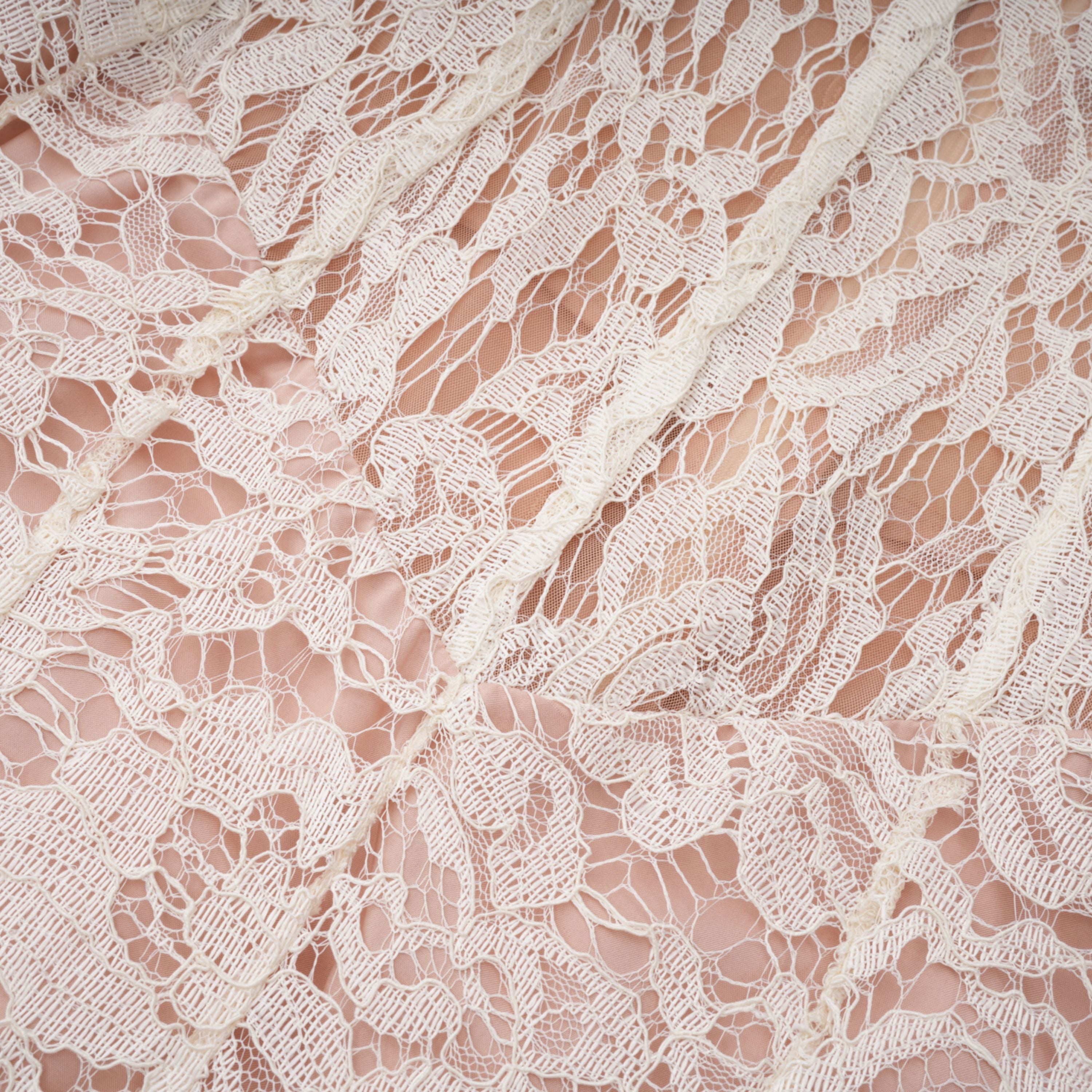 فستان ميدي أبيض من Alaia بتصميم رداء وطبعة زهور من الدانتيل